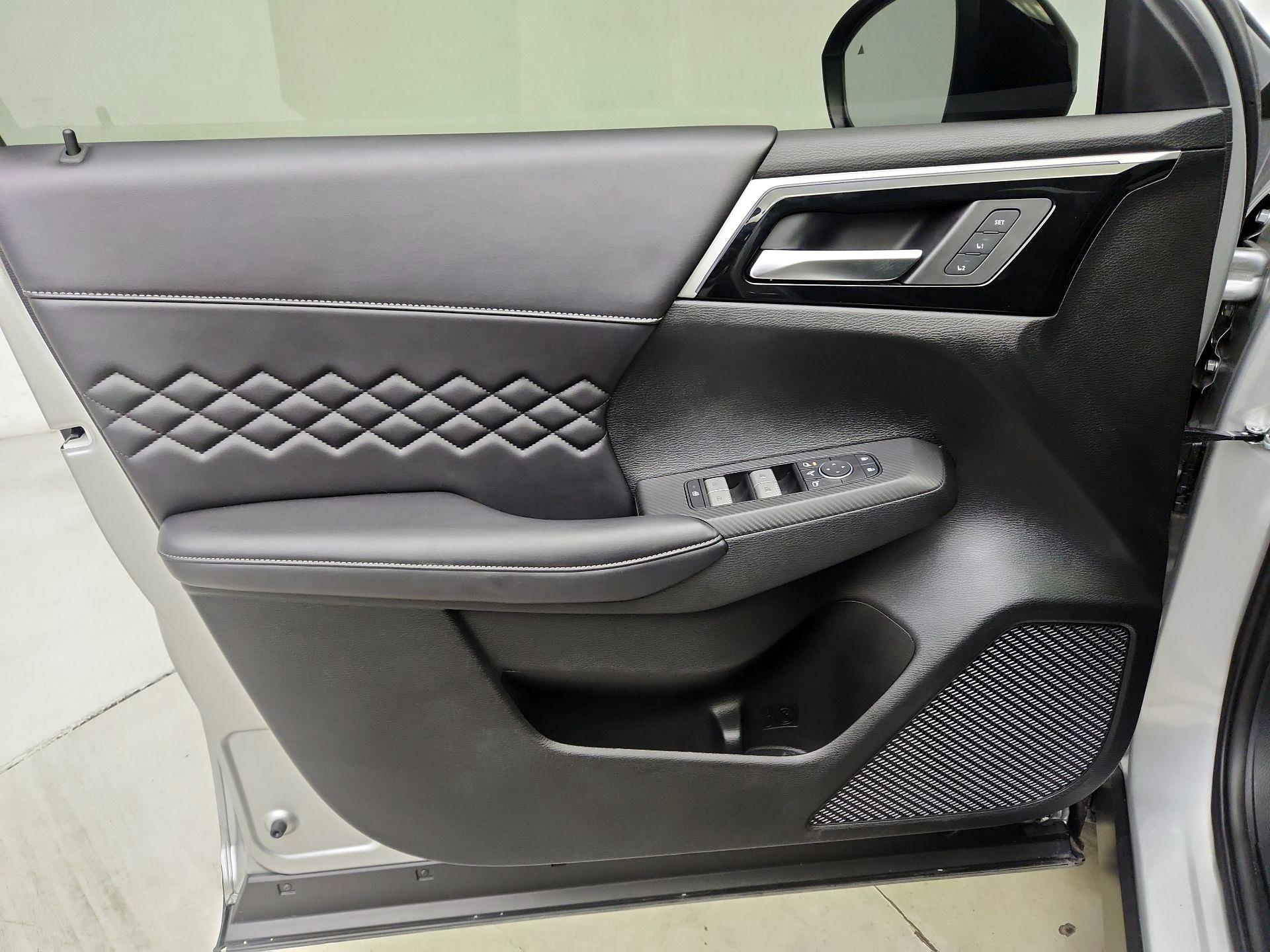 Thumbnail: 2024 Mitsubishi Outlander - 12