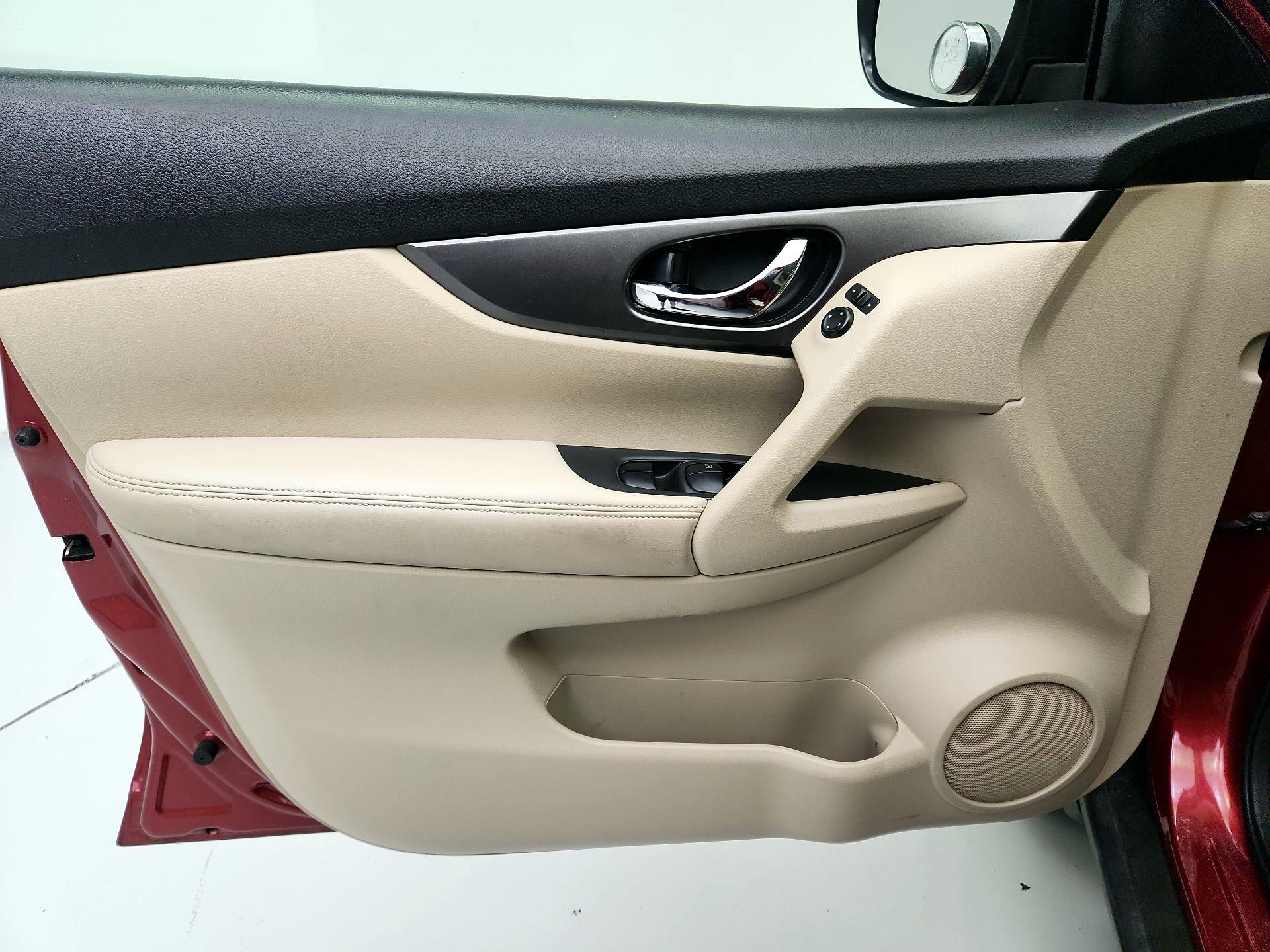 Thumbnail: 2016 Nissan Rogue - 12