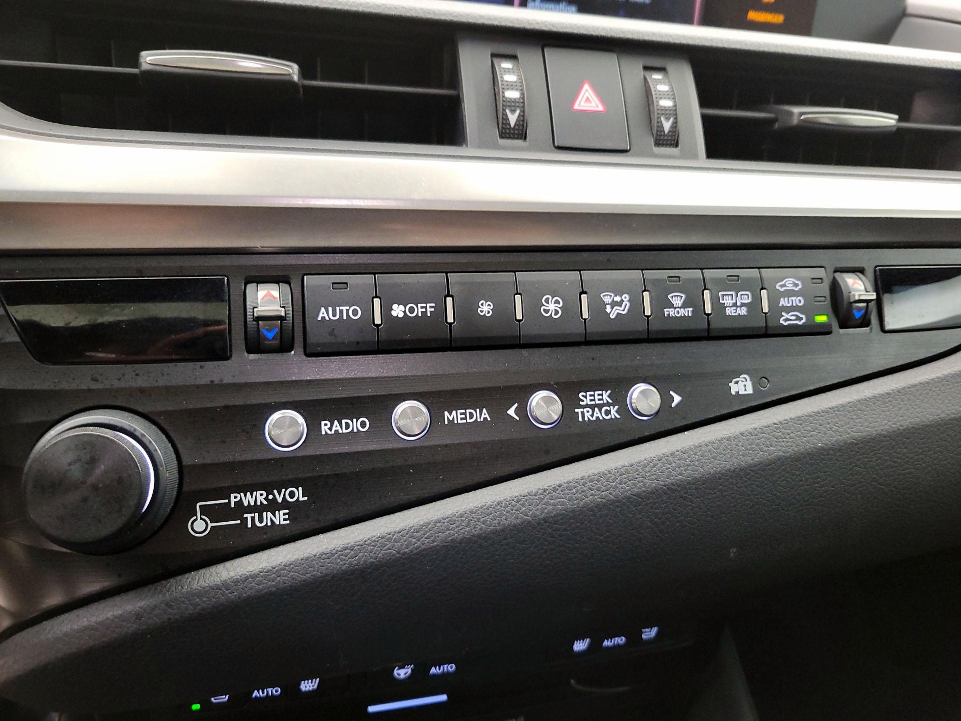 Thumbnail: 2020 Lexus ES - 15