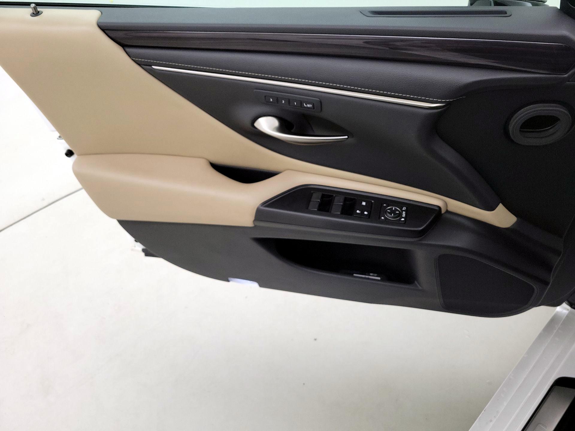 Thumbnail: 2020 Lexus ES - 12