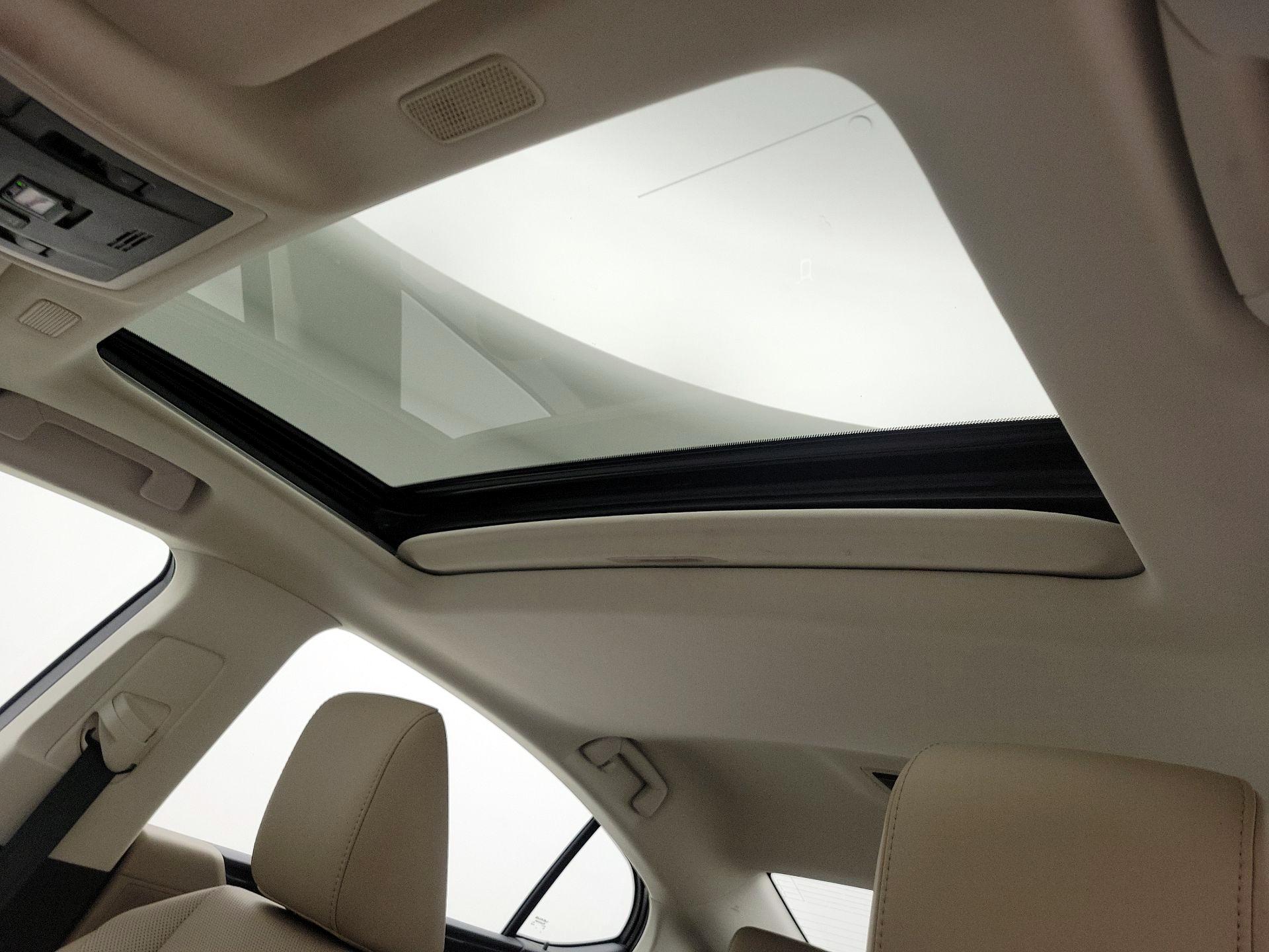 Thumbnail: 2020 Lexus ES - 19