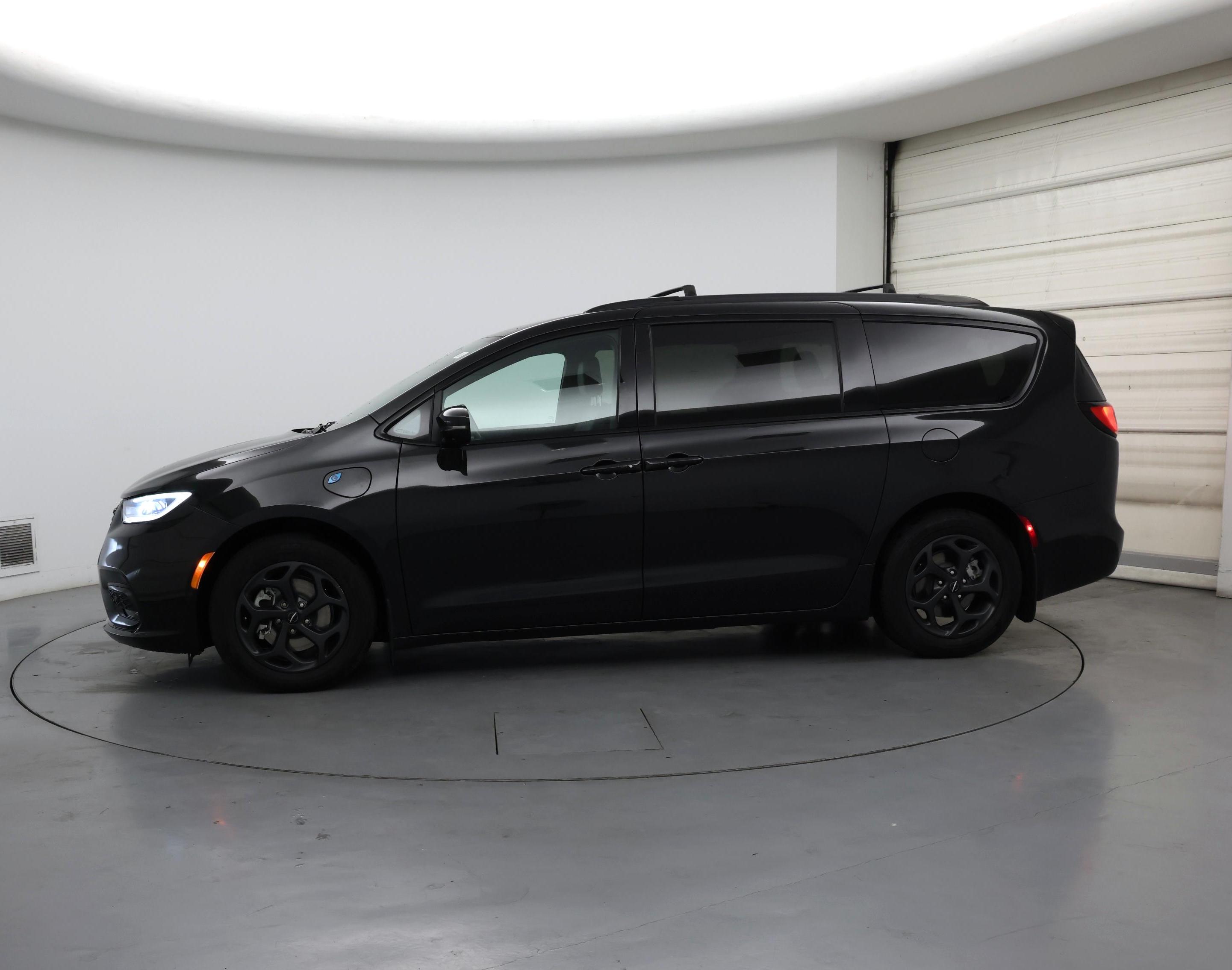 Thumbnail: 2021 Chrysler Pacifica - 3