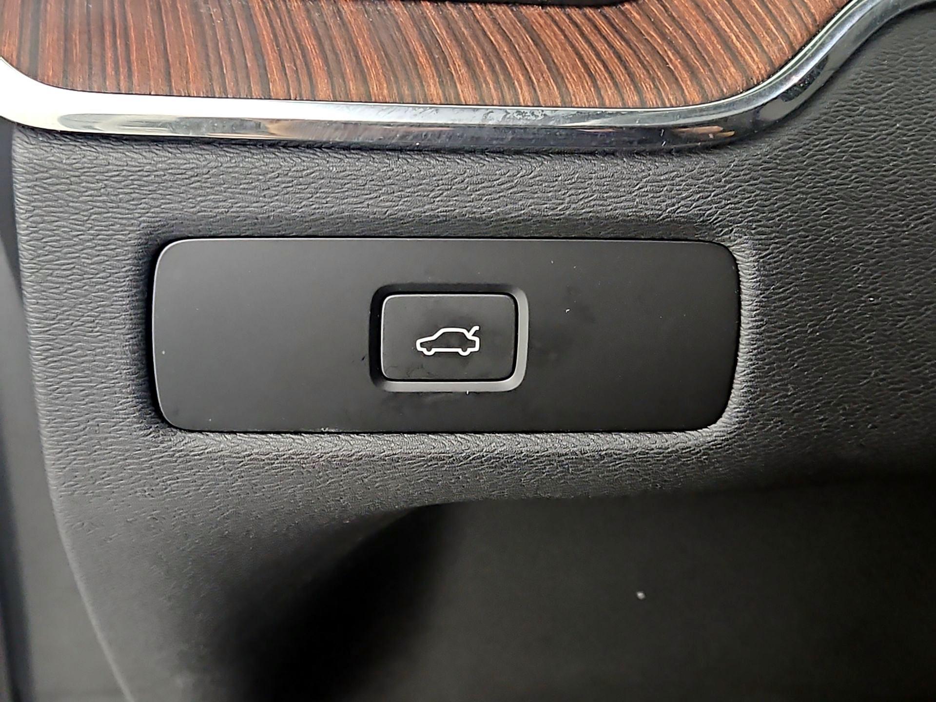 Thumbnail: 2023 Volvo XC60 - 13