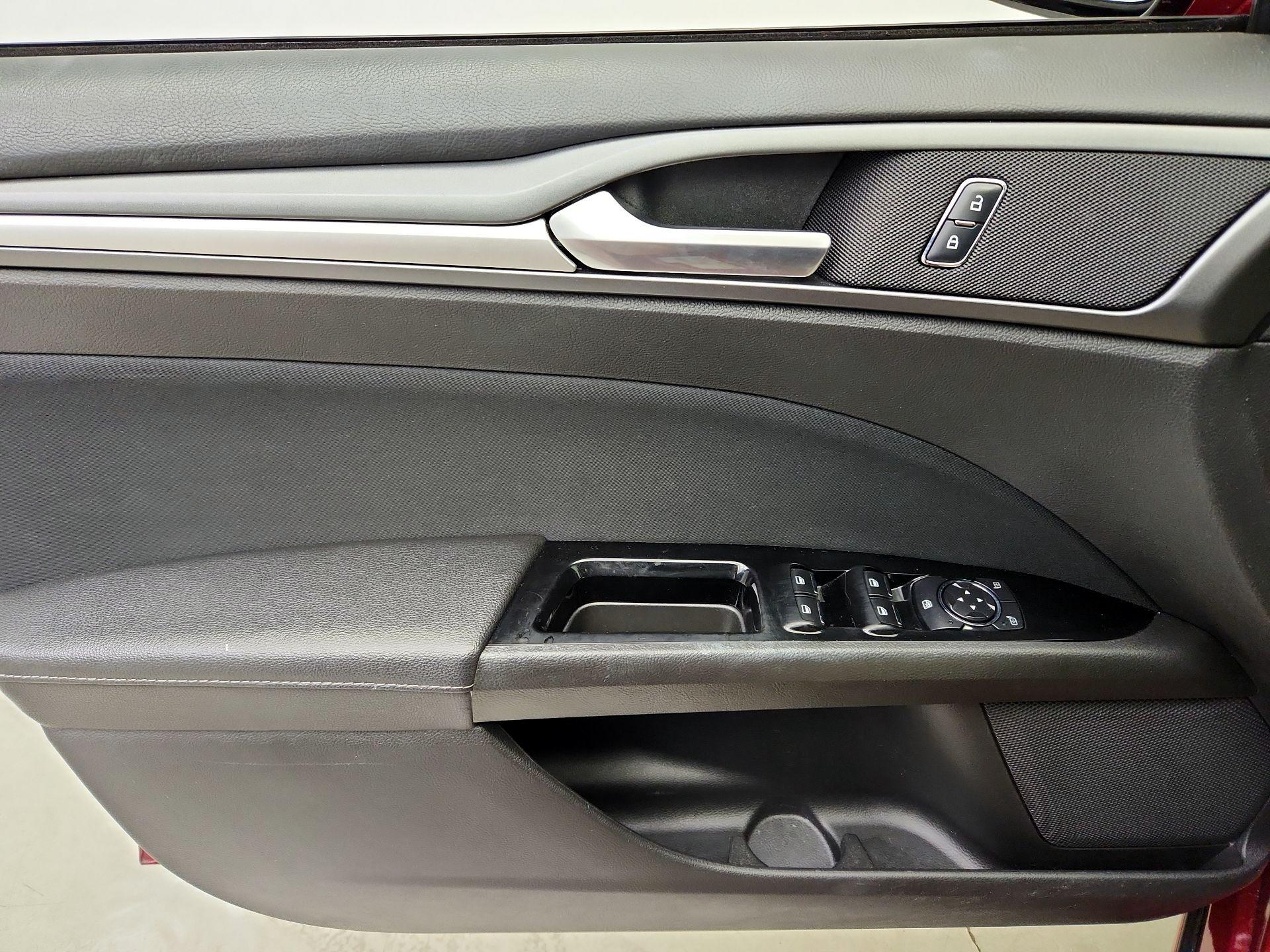 Thumbnail: 2016 Ford Fusion - 12