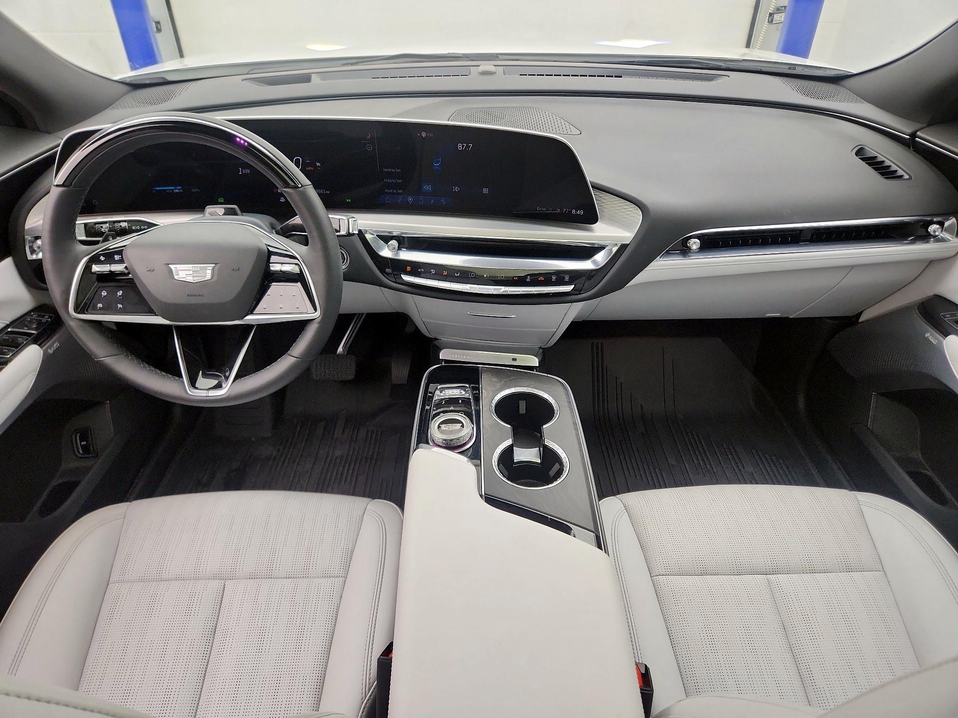 Thumbnail: 2023 Cadillac Lyriq - 9