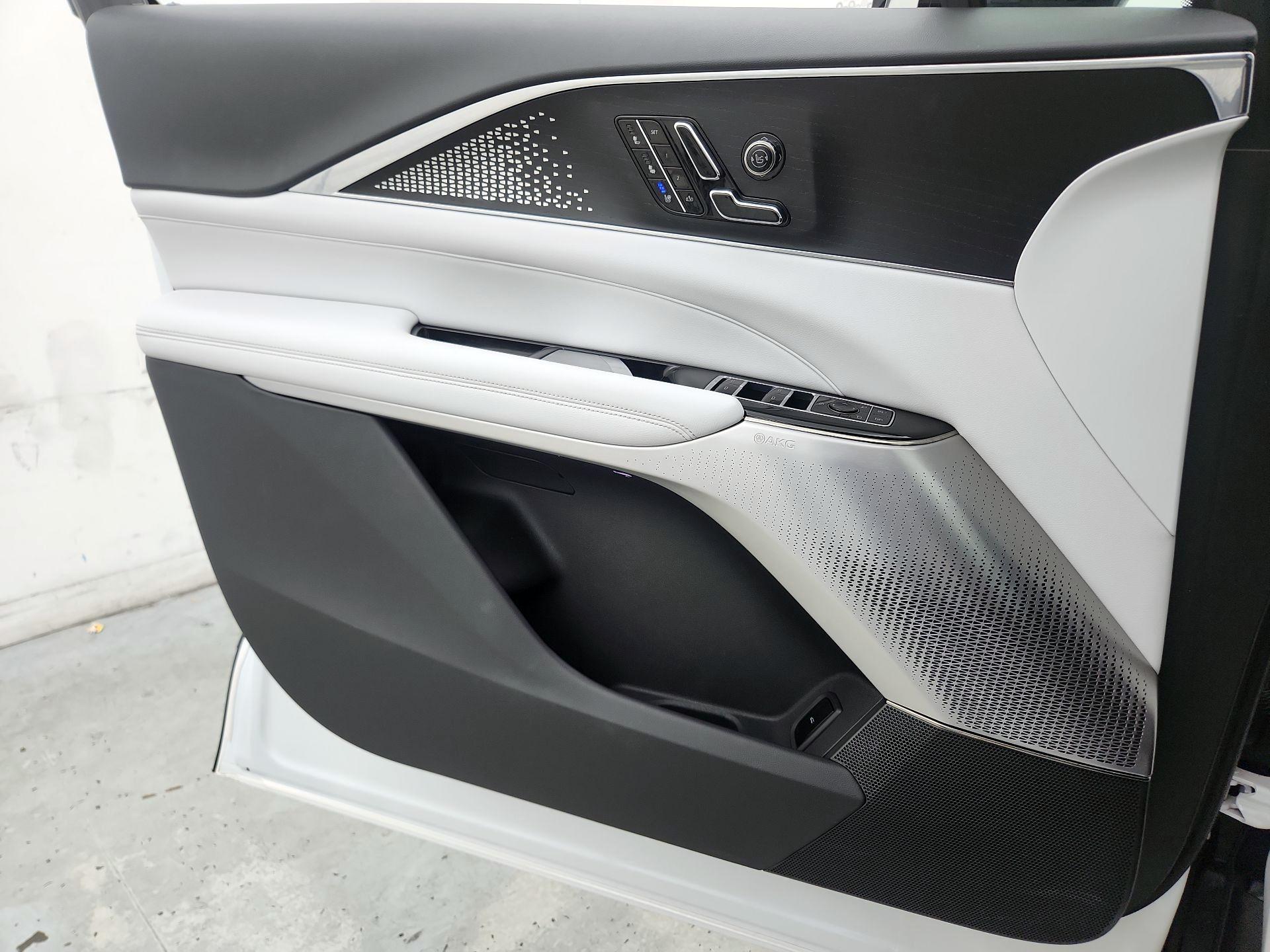 Thumbnail: 2023 Cadillac Lyriq - 12
