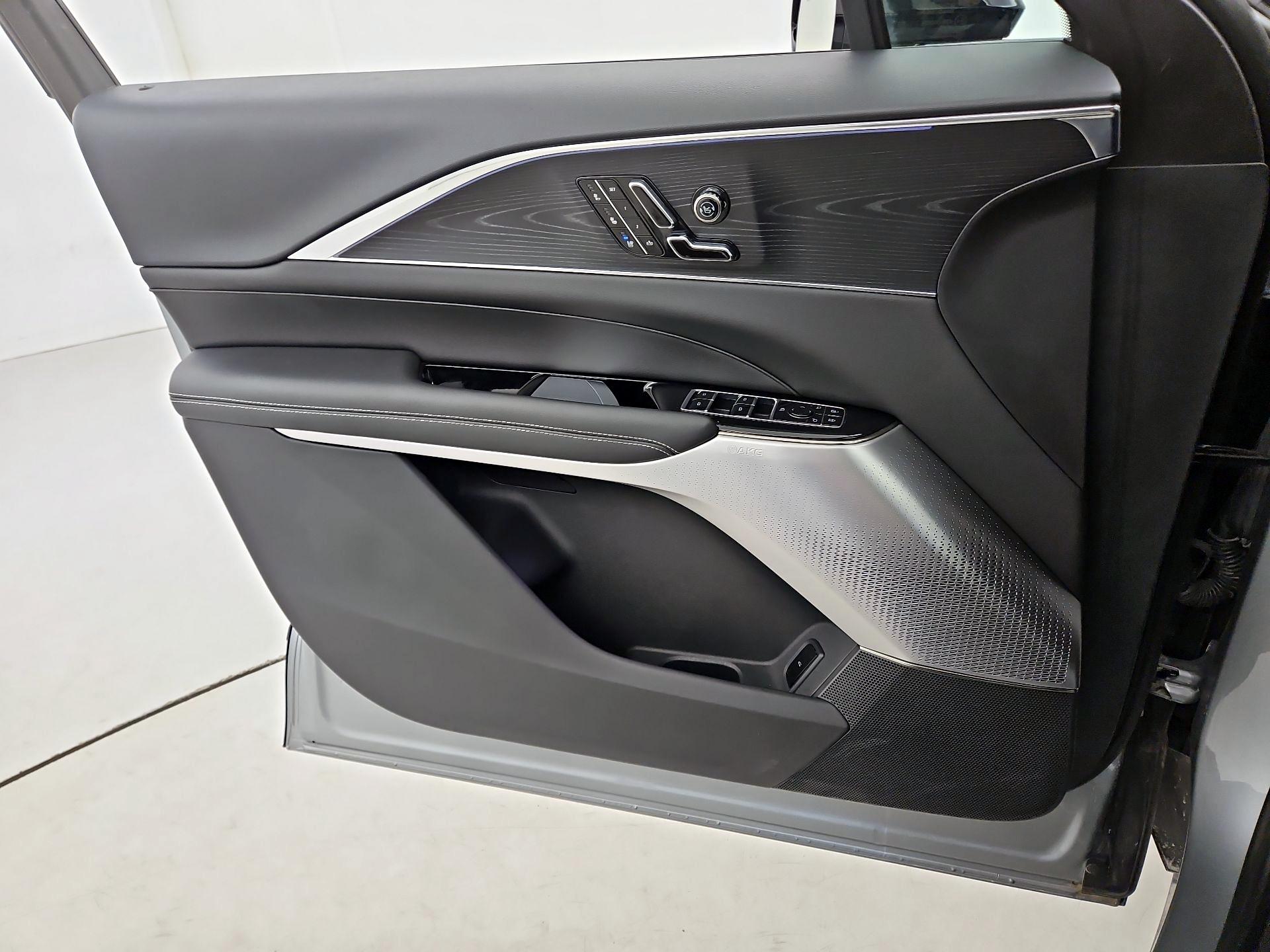 Thumbnail: 2024 Cadillac Lyriq - 12
