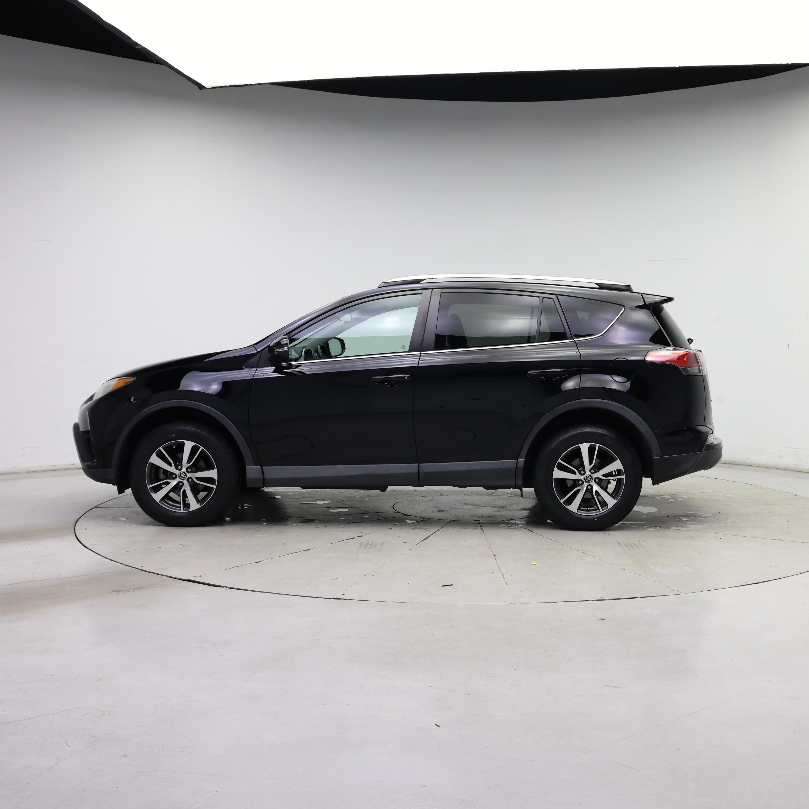 Thumbnail: 2018 Toyota RAV4 - 3