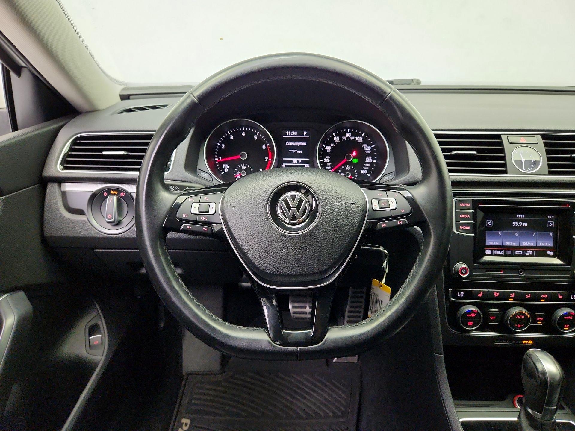 Thumbnail: 2016 Volkswagen Passat - 10