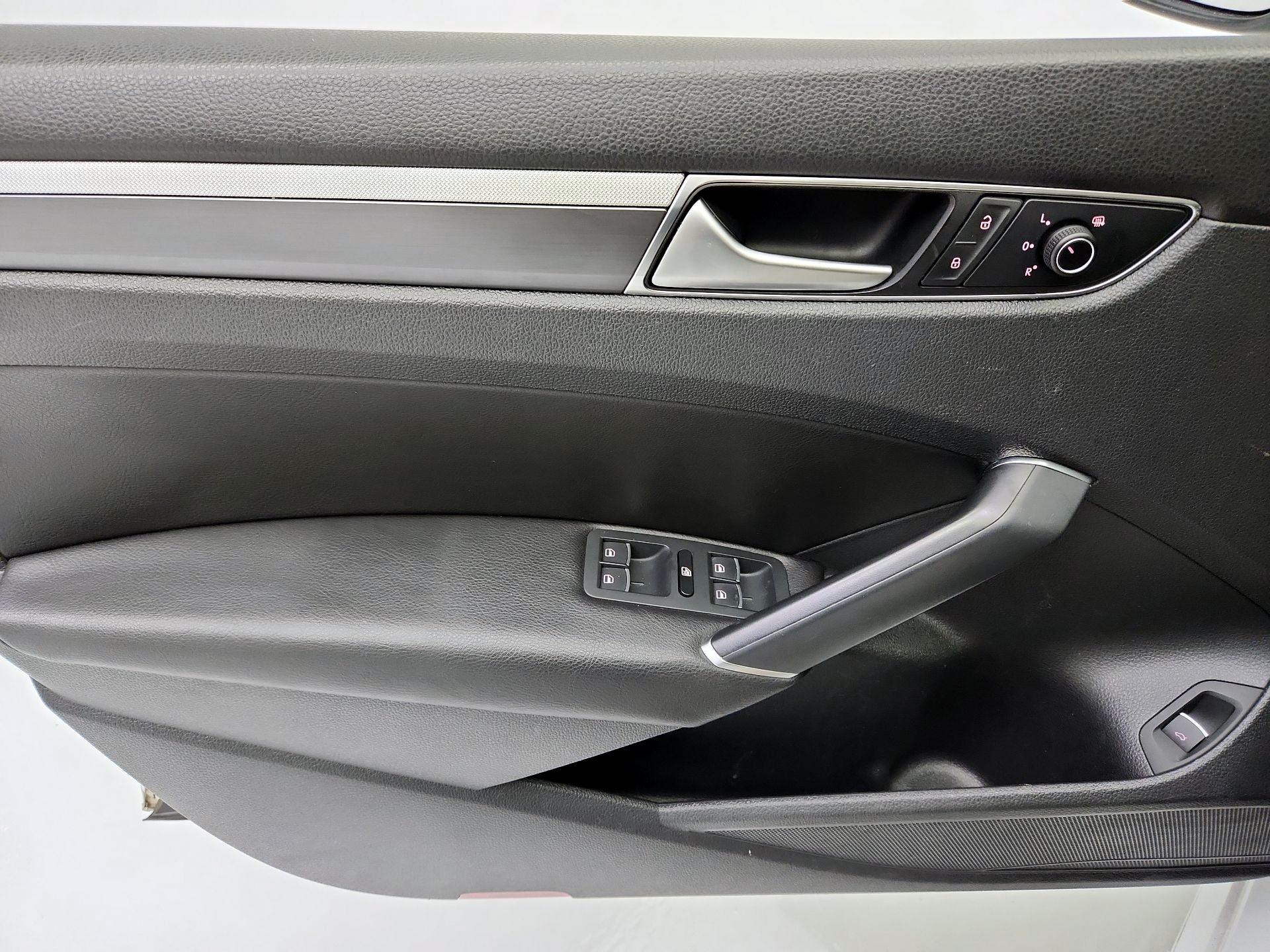 Thumbnail: 2016 Volkswagen Passat - 12