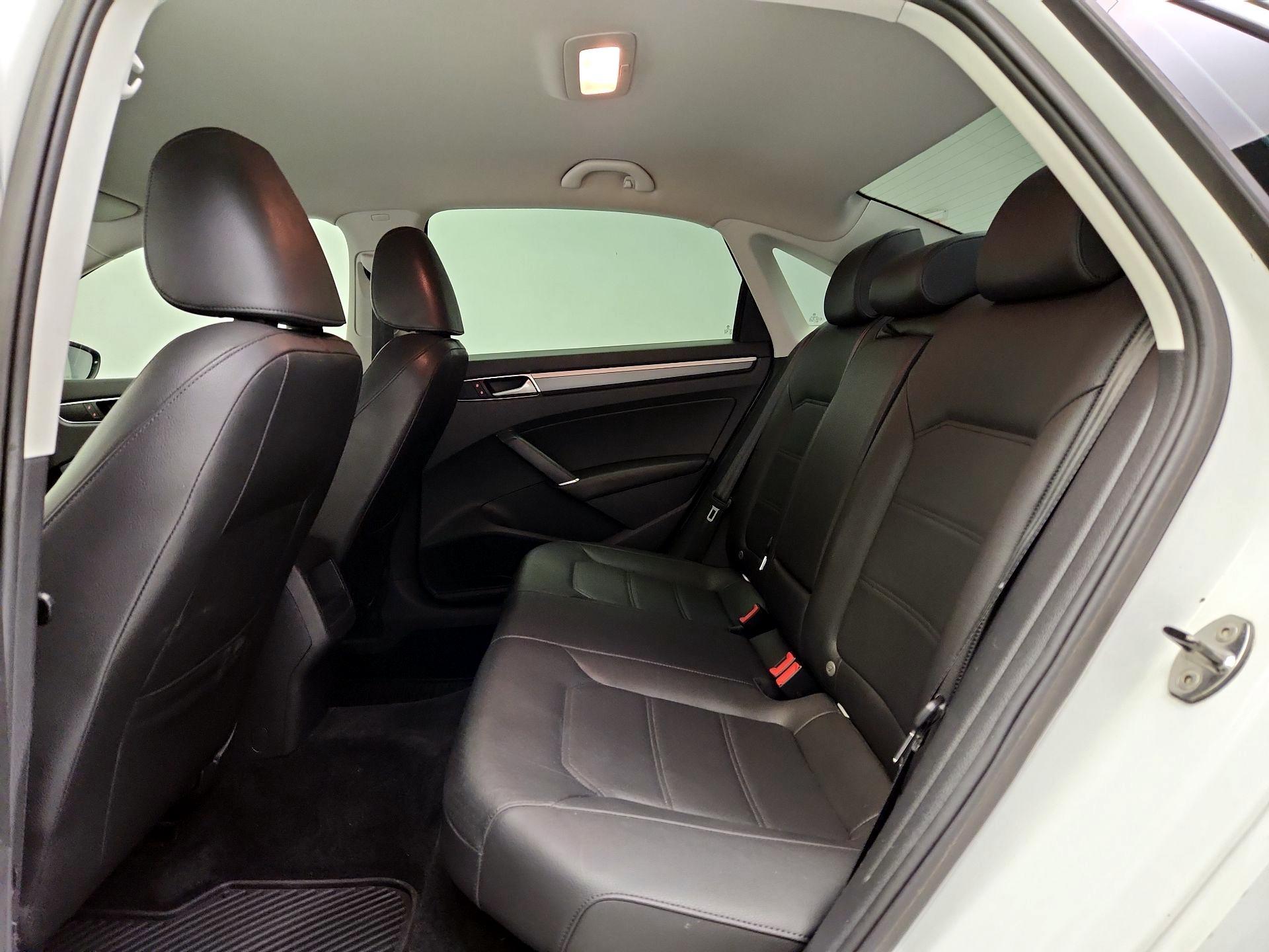 Thumbnail: 2016 Volkswagen Passat - 19