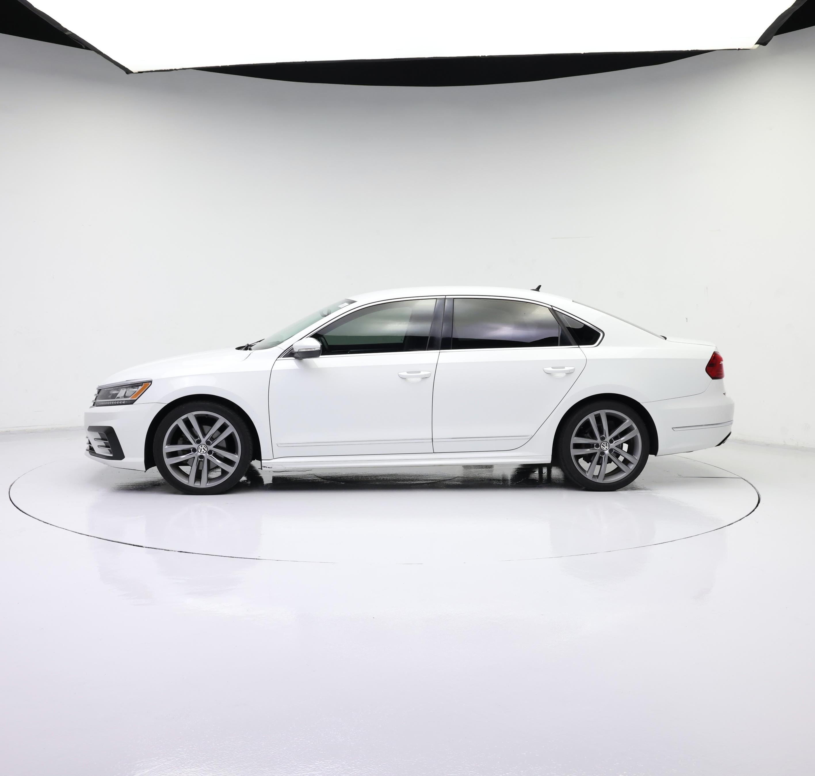 Thumbnail: 2016 Volkswagen Passat - 3