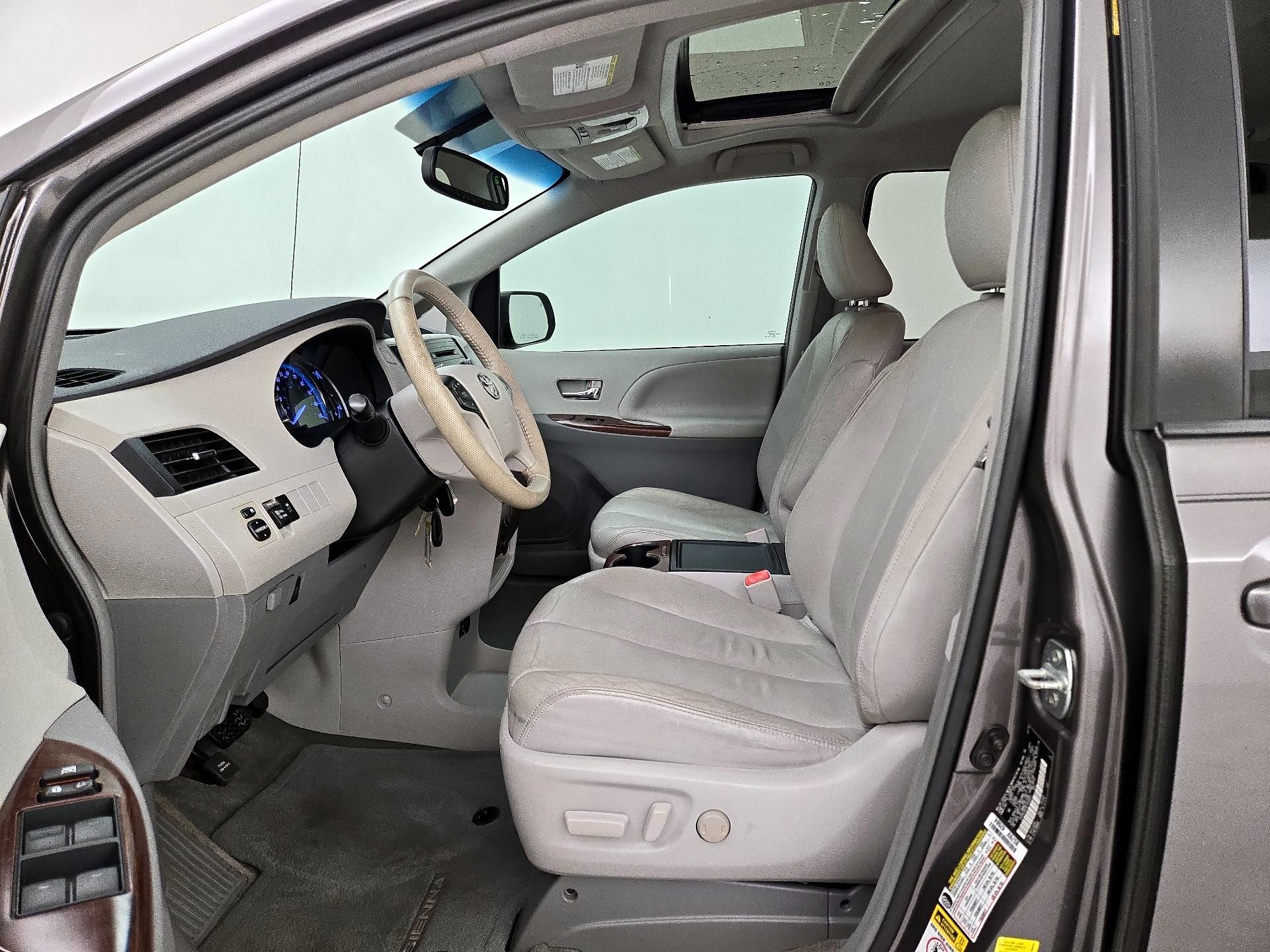 Thumbnail: 2014 Toyota Sienna - 11