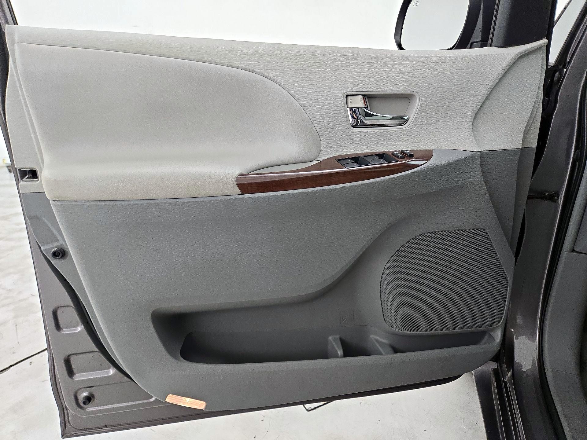 Thumbnail: 2014 Toyota Sienna - 12