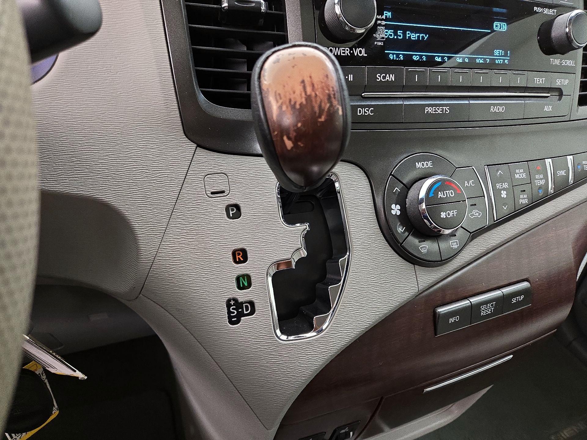 Thumbnail: 2014 Toyota Sienna - 17