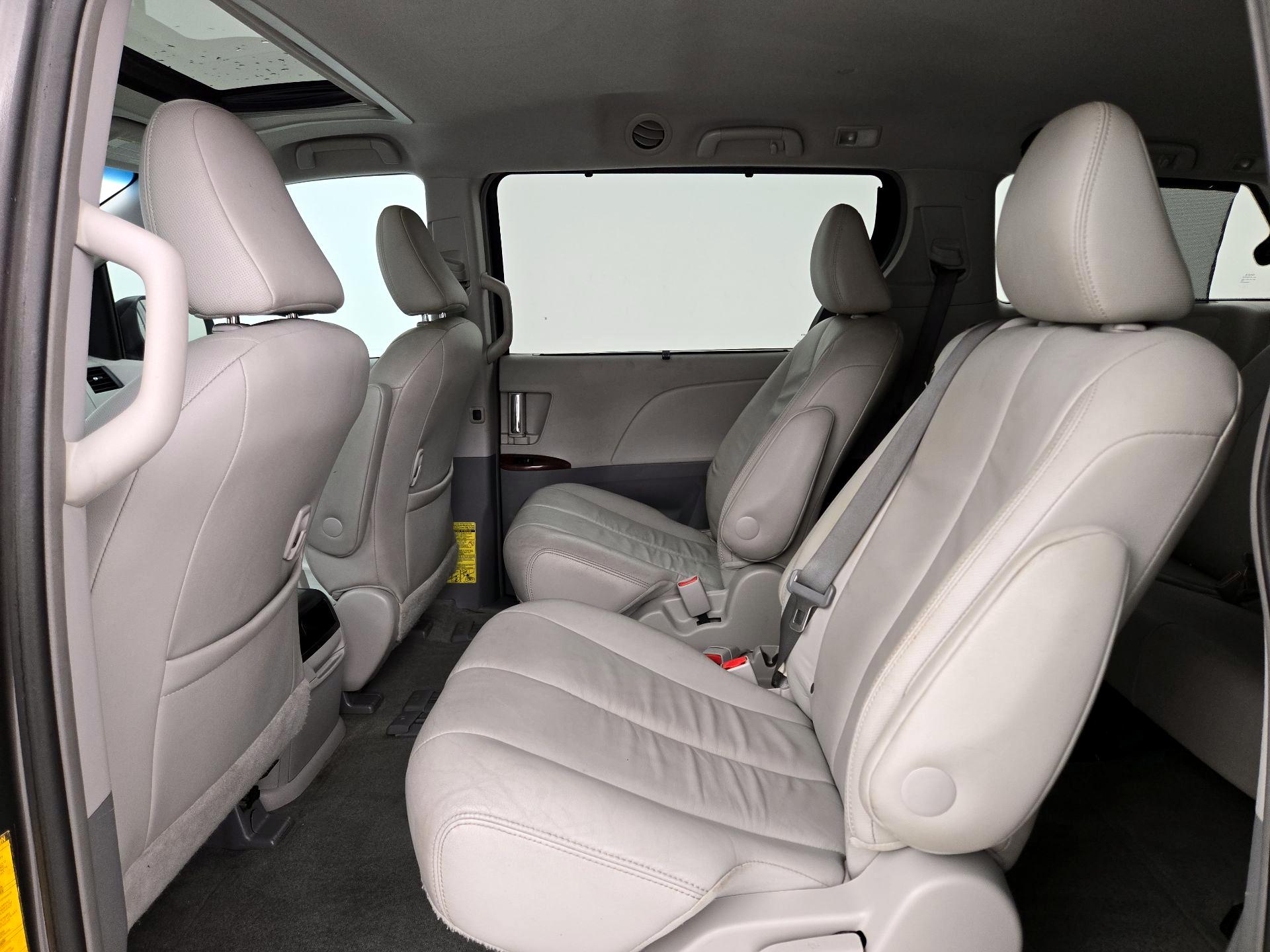 Thumbnail: 2014 Toyota Sienna - 20