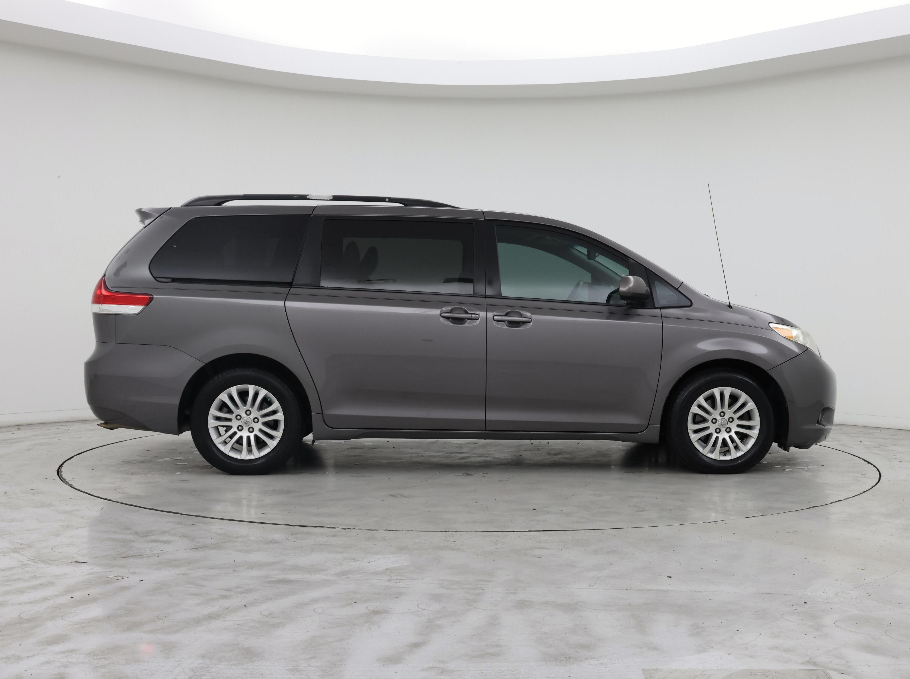 Thumbnail: 2014 Toyota Sienna - 7