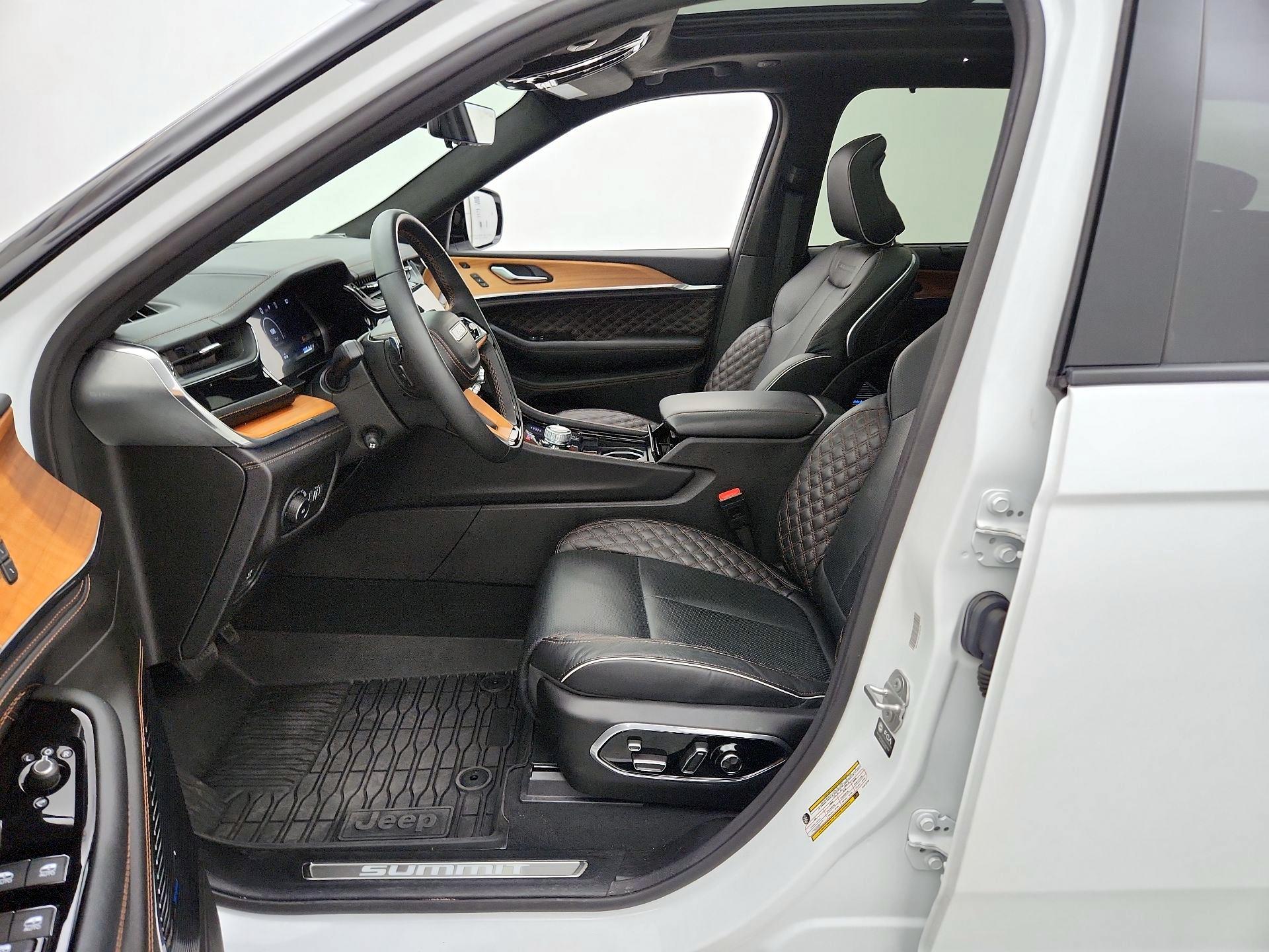 Thumbnail: 2024 Jeep Grand Cherokee - 11