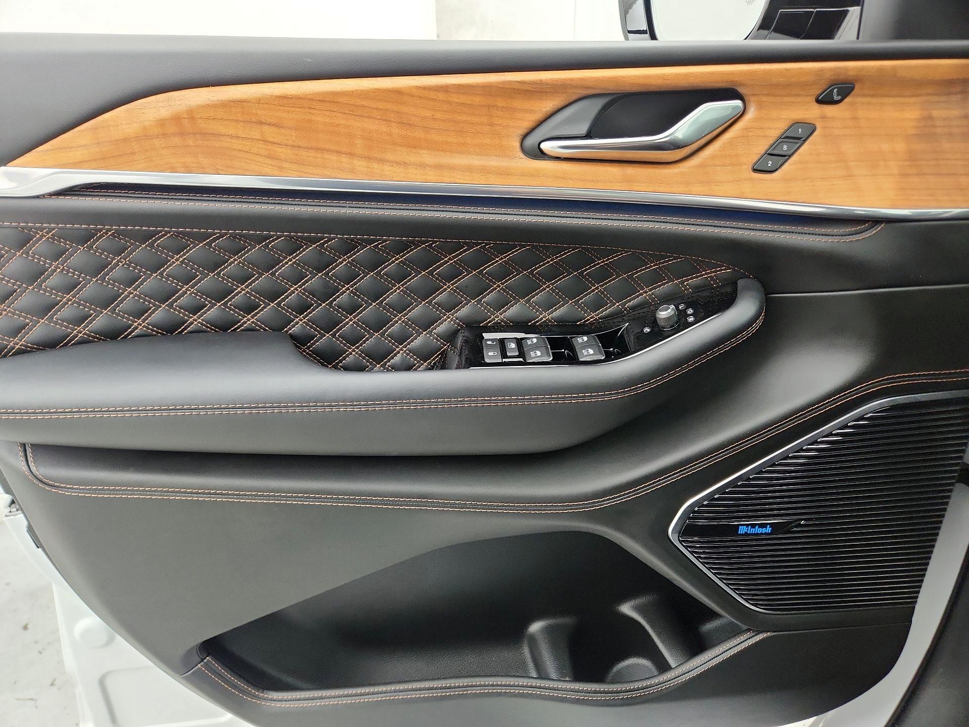 Thumbnail: 2024 Jeep Grand Cherokee - 12