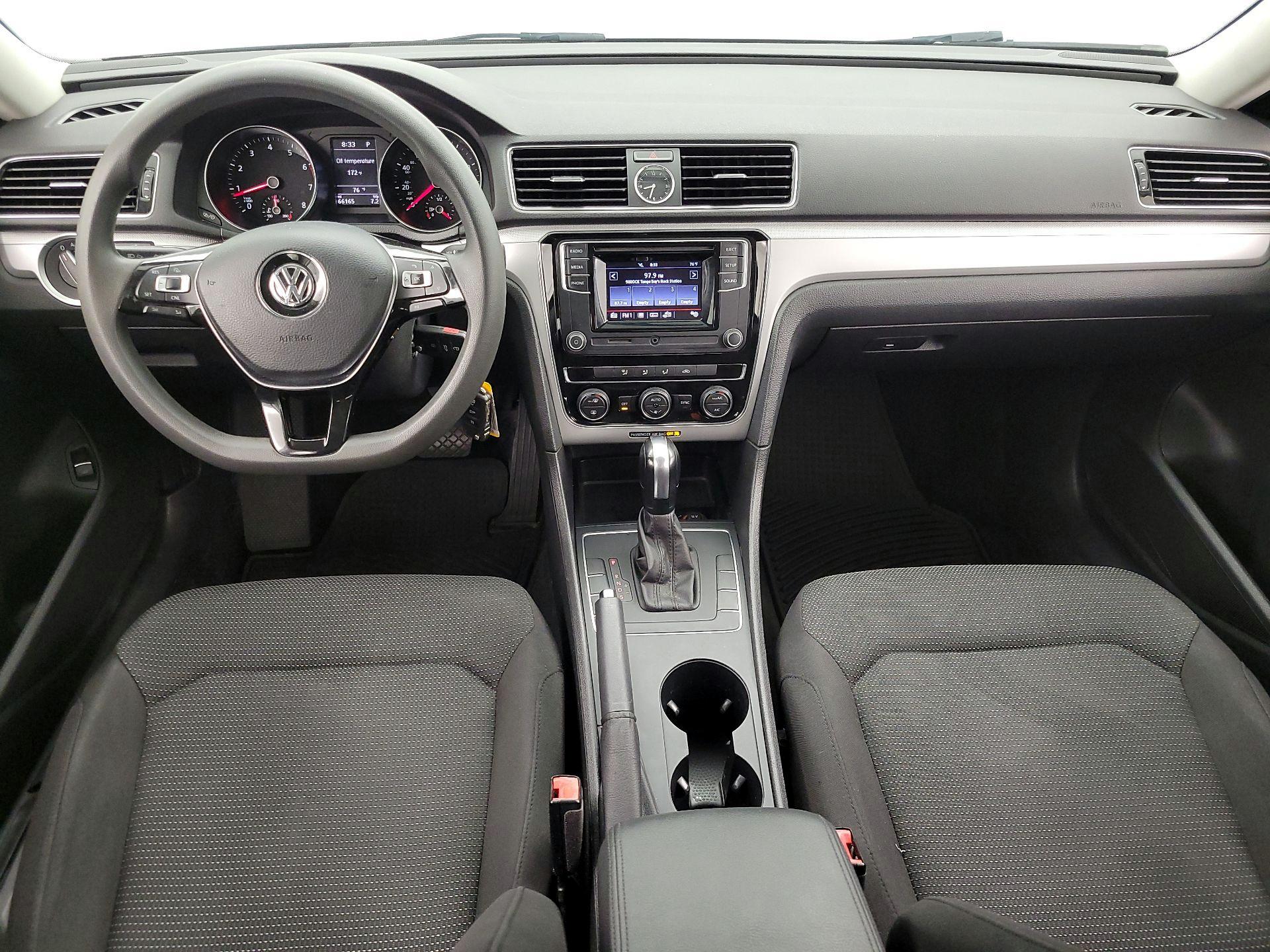 Thumbnail: 2017 Volkswagen Passat - 9