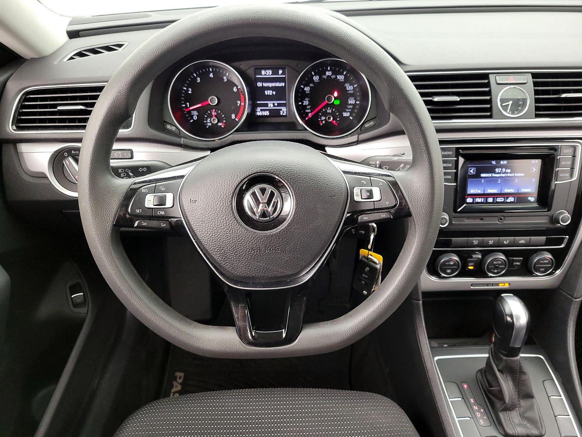 Thumbnail: 2017 Volkswagen Passat - 10