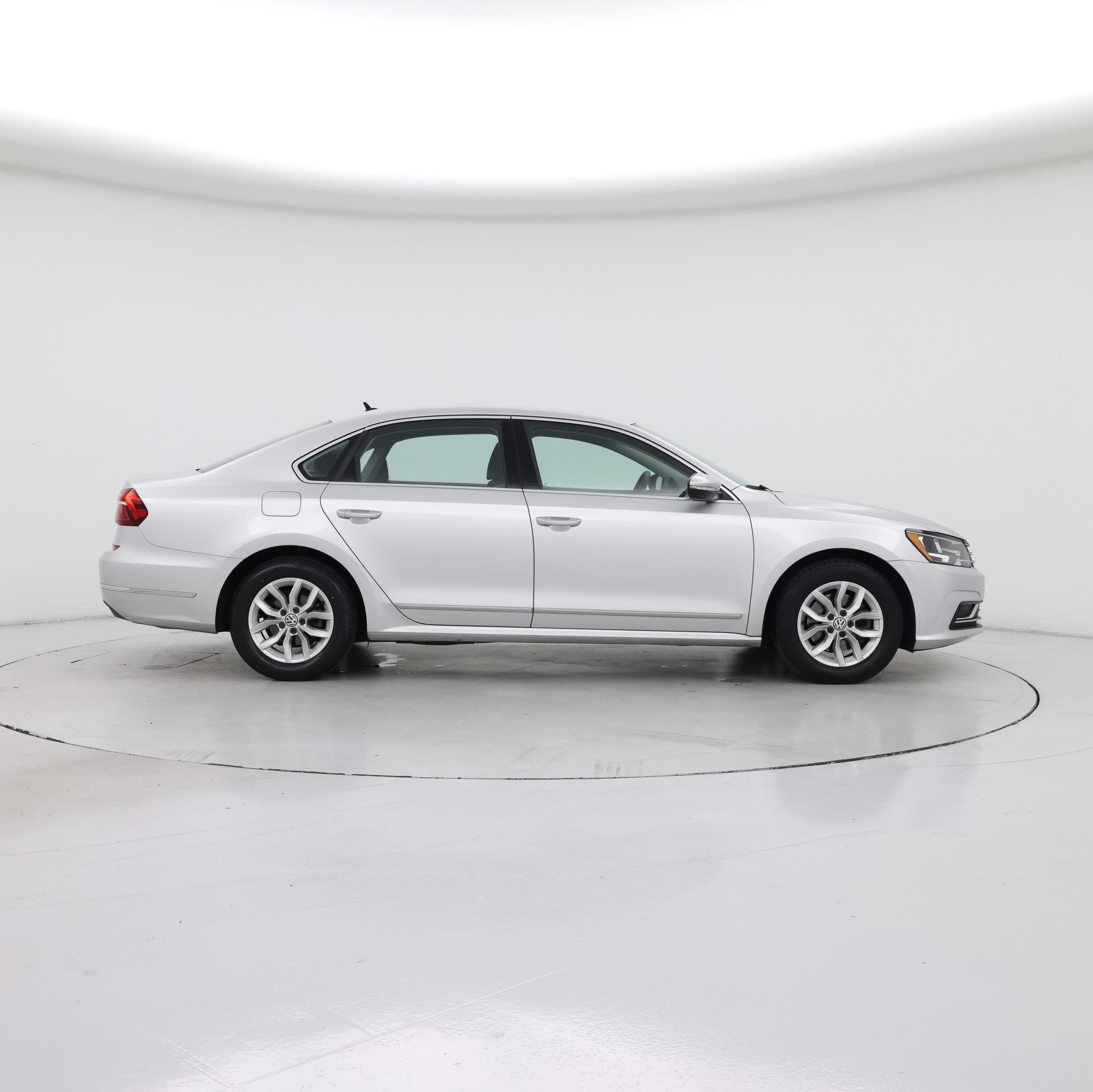 Thumbnail: 2017 Volkswagen Passat - 7