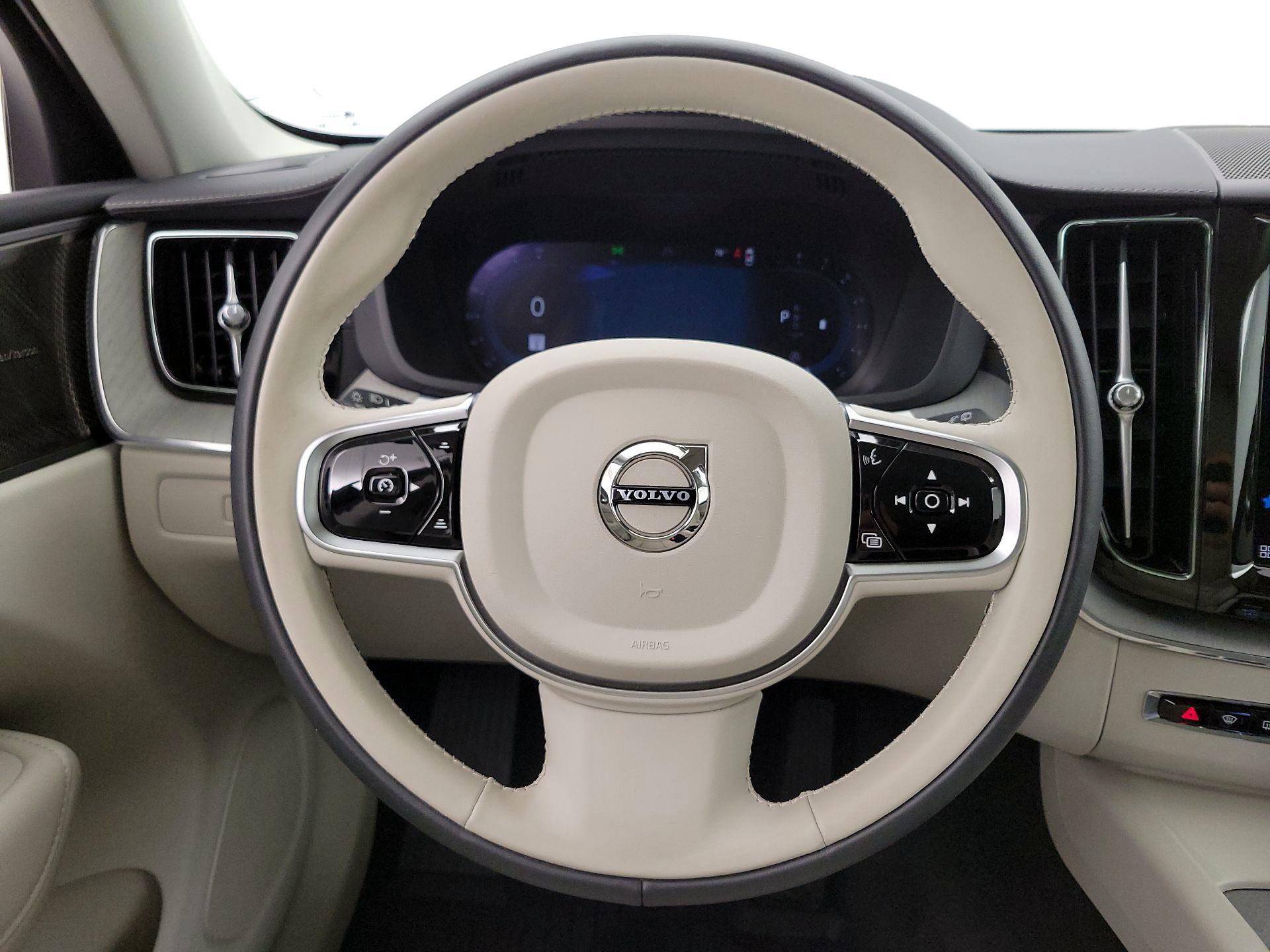 Thumbnail: 2025 Volvo XC60 - 10