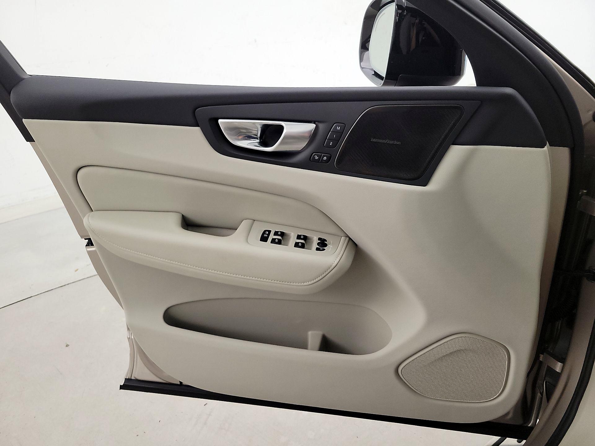 Thumbnail: 2025 Volvo XC60 - 12