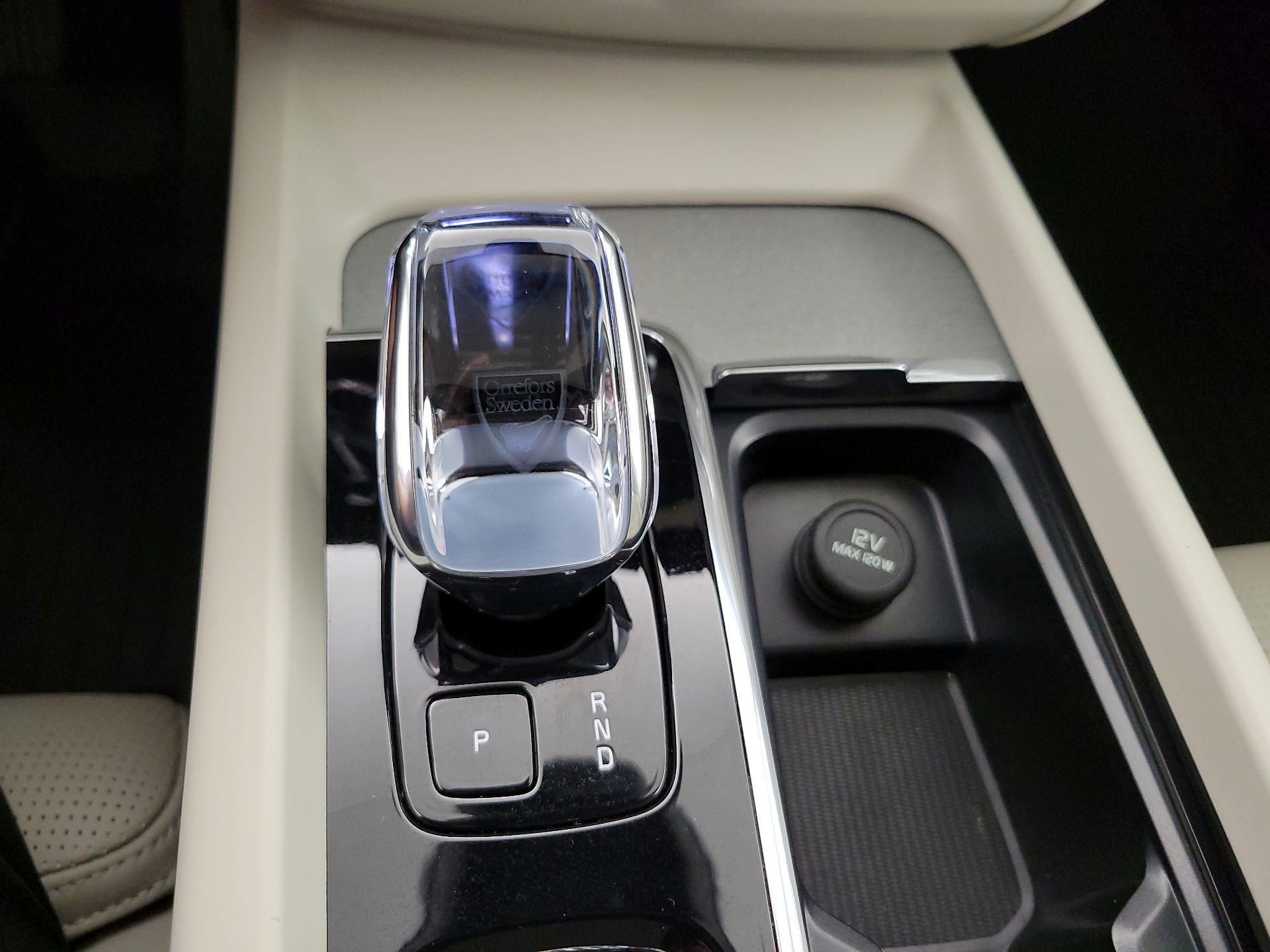 Thumbnail: 2025 Volvo XC60 - 17