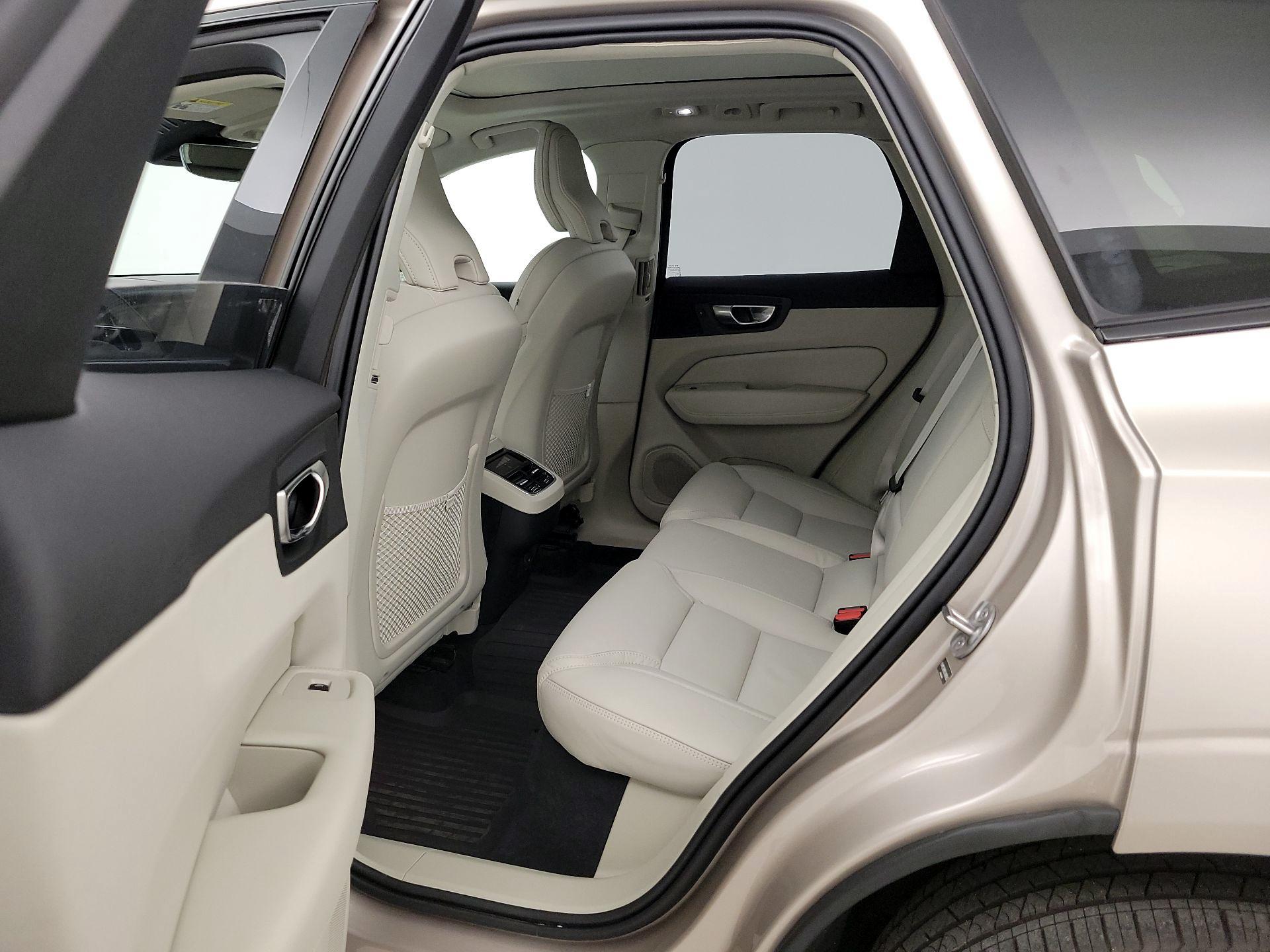 Thumbnail: 2025 Volvo XC60 - 20