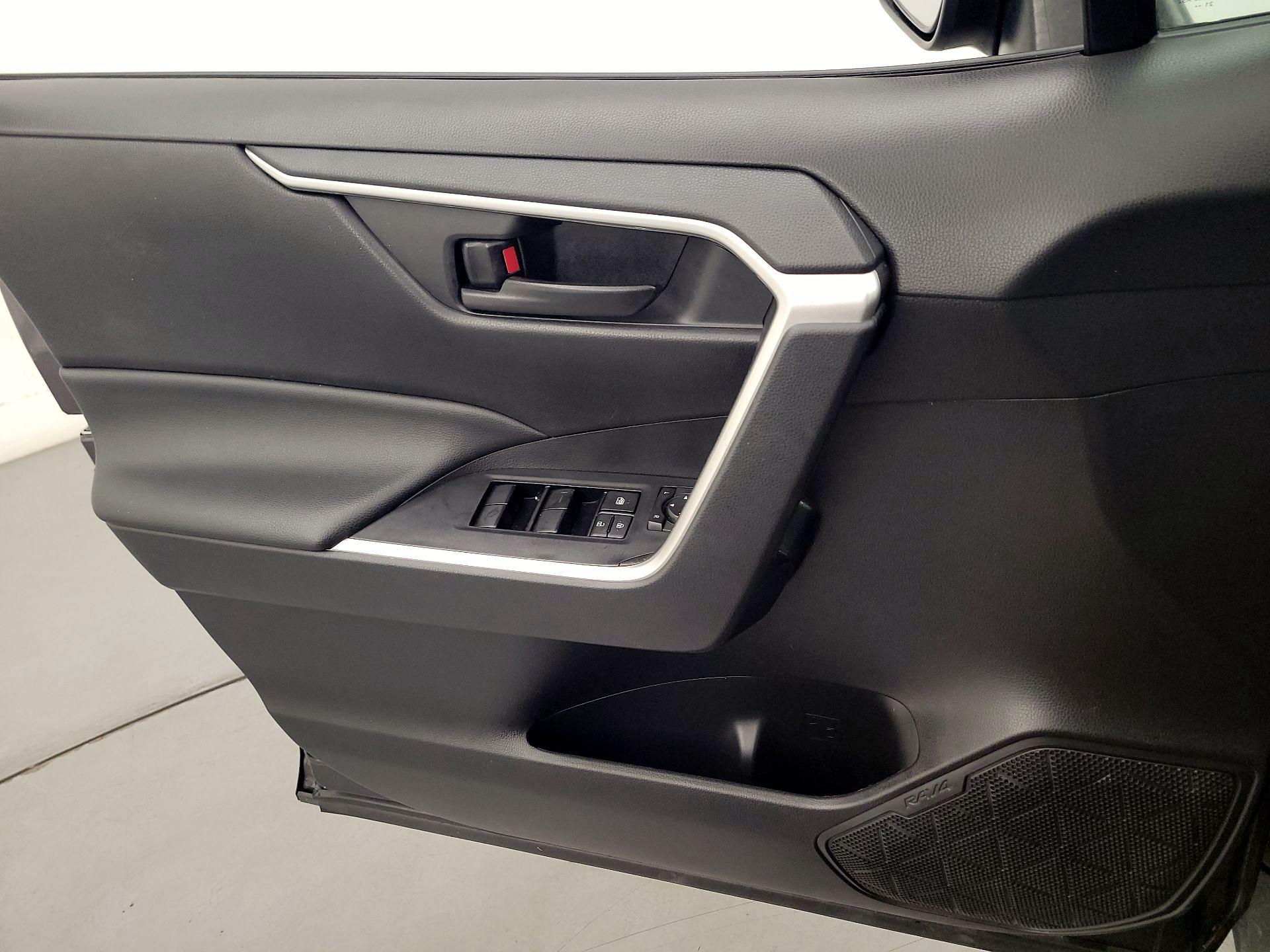 Thumbnail: 2022 Toyota RAV4 - 12
