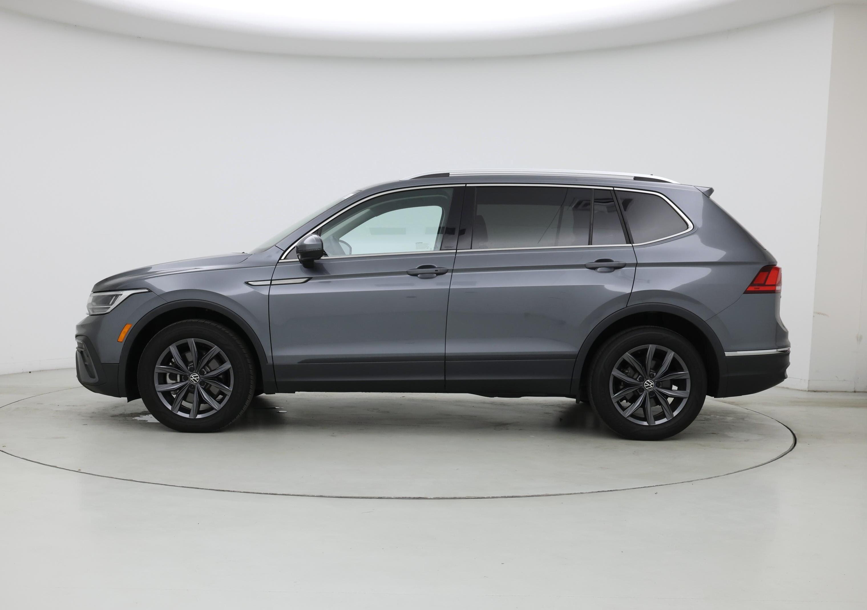 Thumbnail: 2022 Volkswagen Tiguan - 3