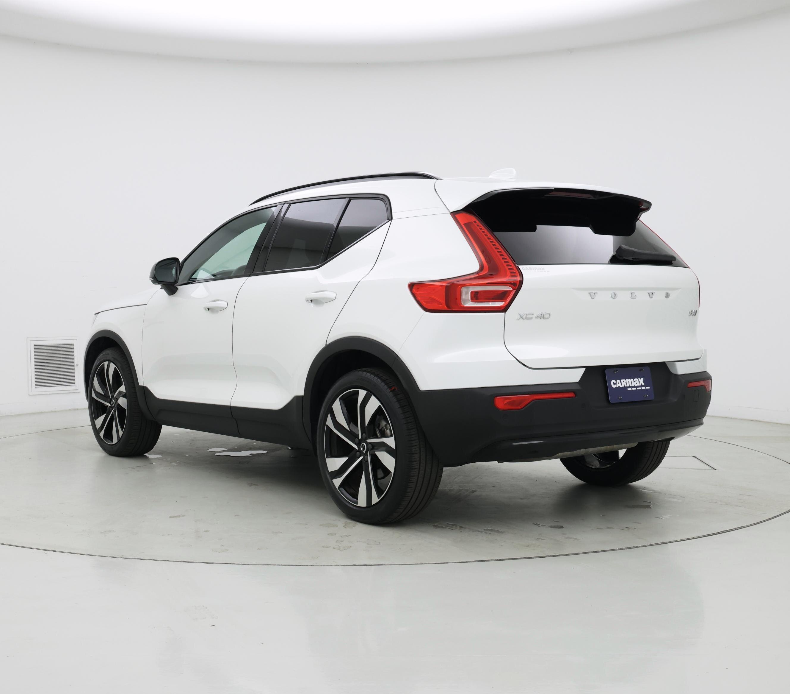Thumbnail: 2023 Volvo XC40 - 2