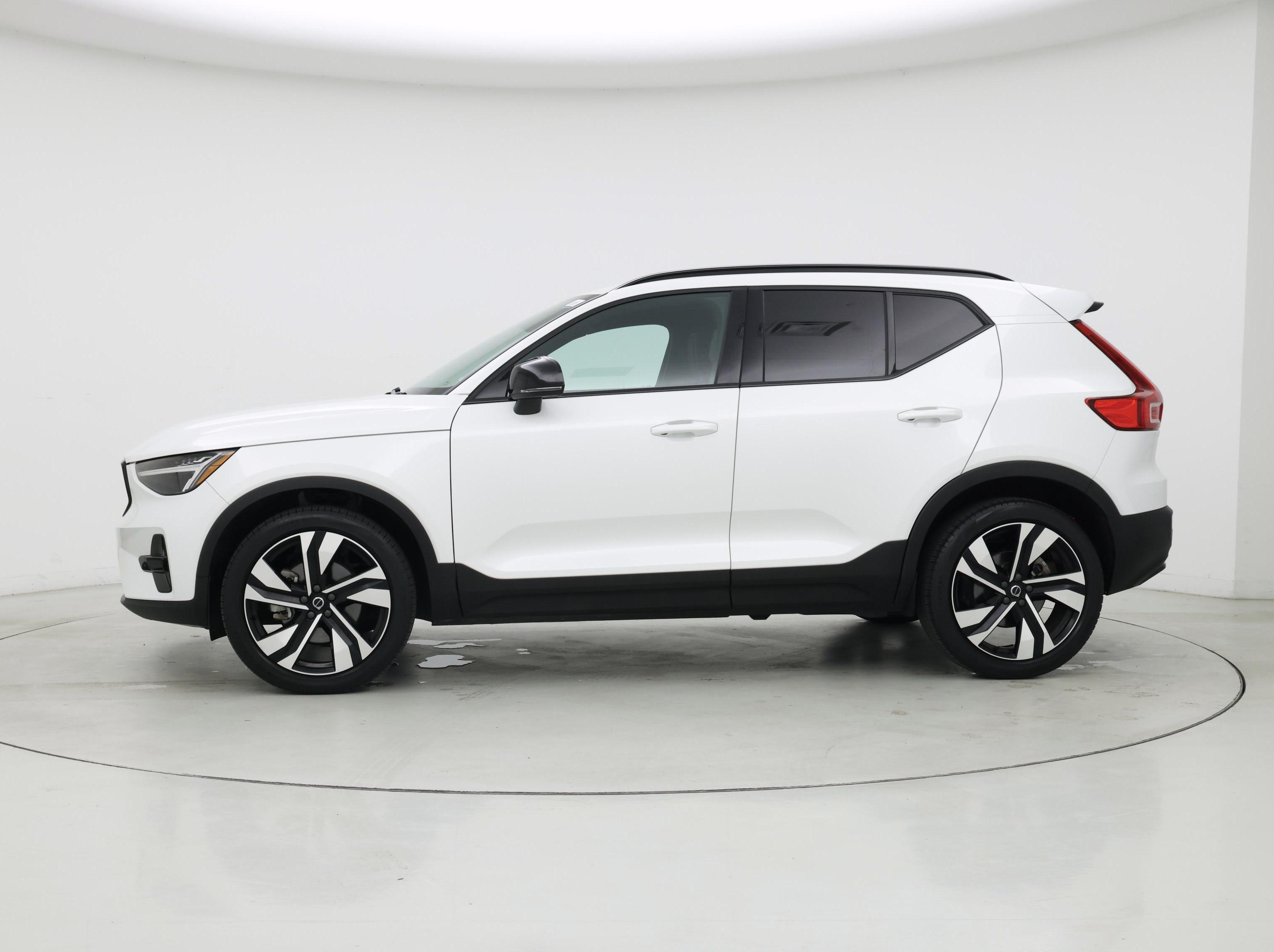 Thumbnail: 2023 Volvo XC40 - 3