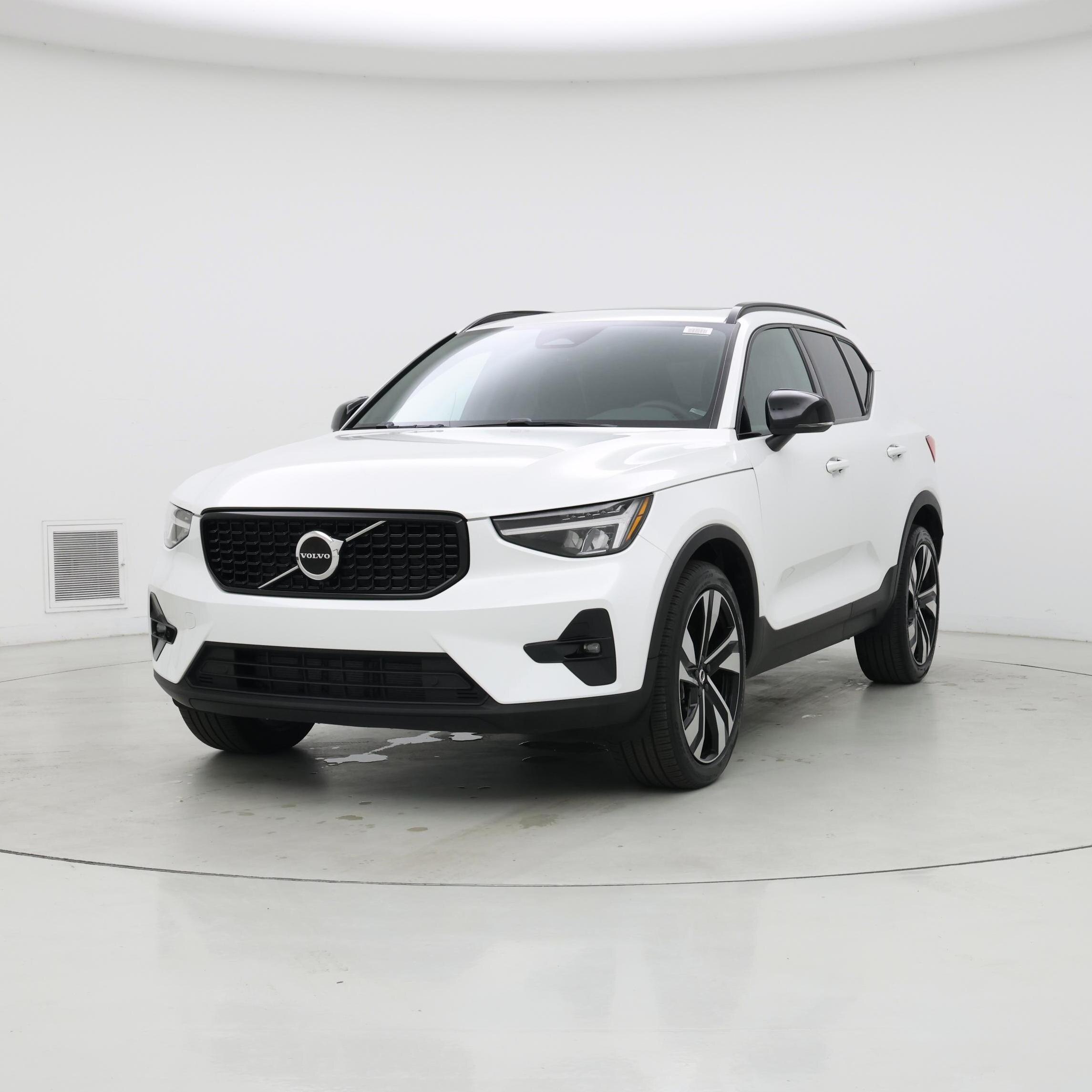 Thumbnail: 2023 Volvo XC40 - 4