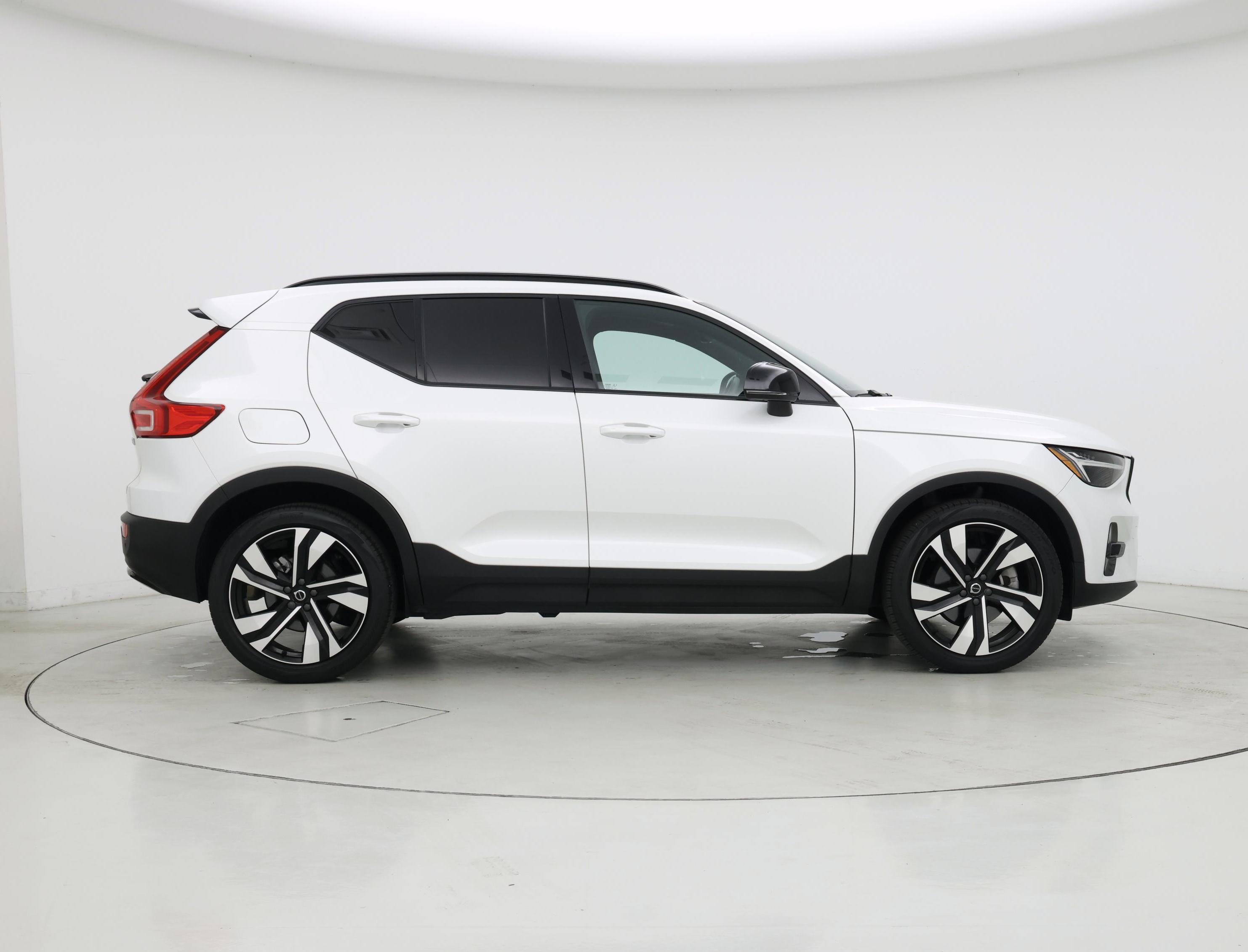 Thumbnail: 2023 Volvo XC40 - 7