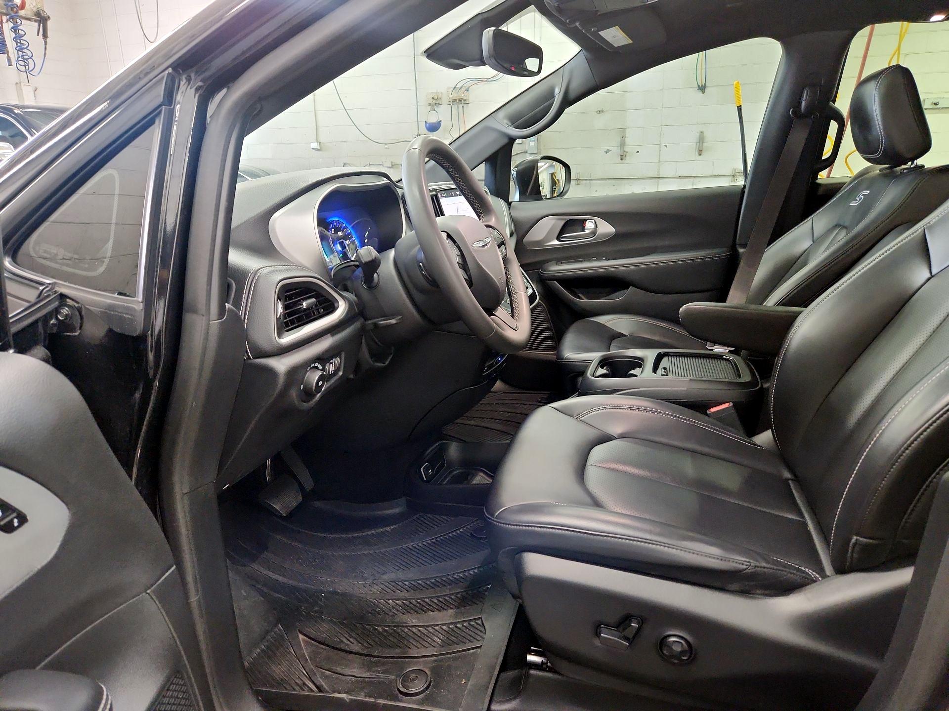 Thumbnail: 2023 Chrysler Pacifica - 9