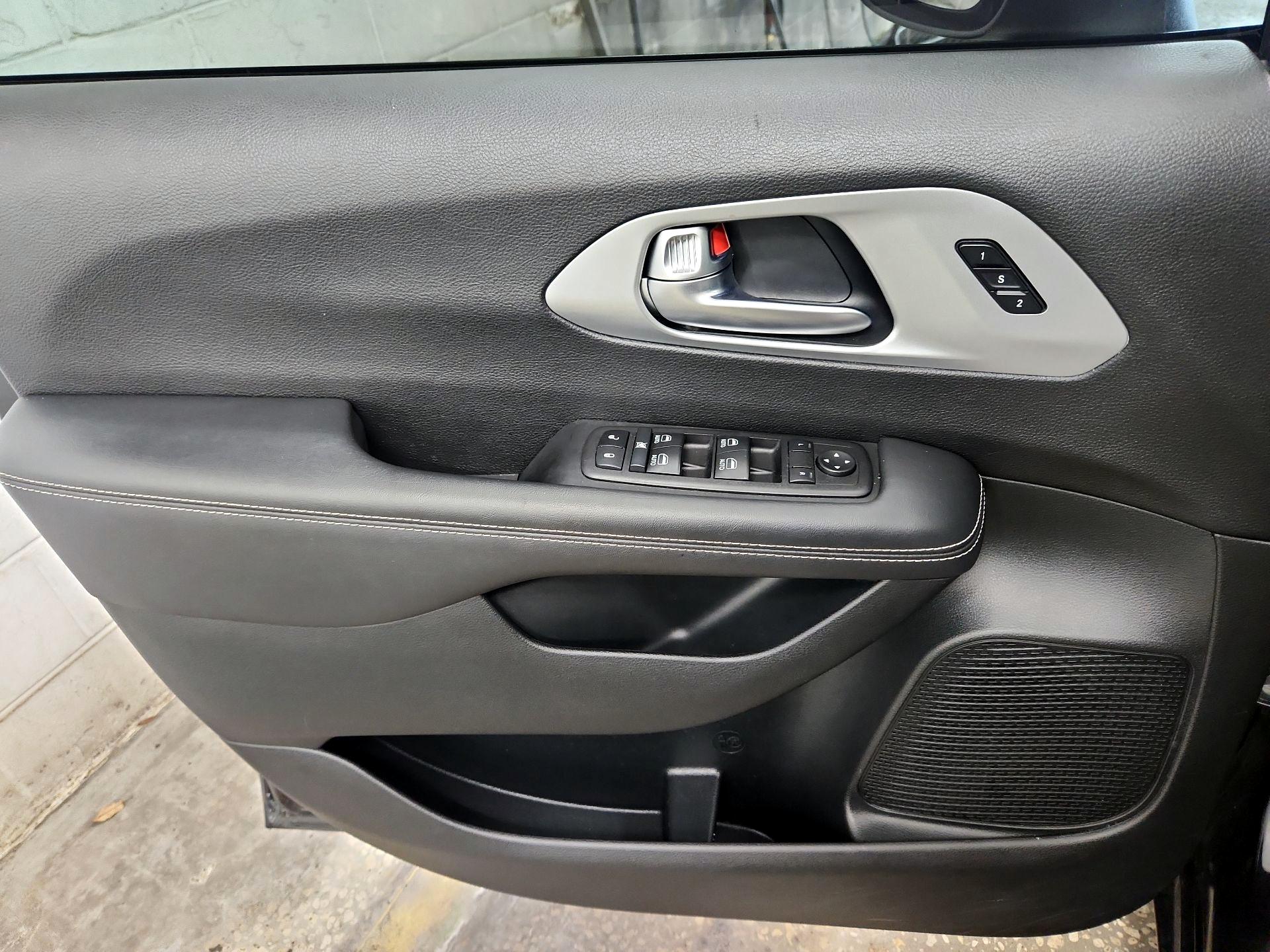 Thumbnail: 2023 Chrysler Pacifica - 10