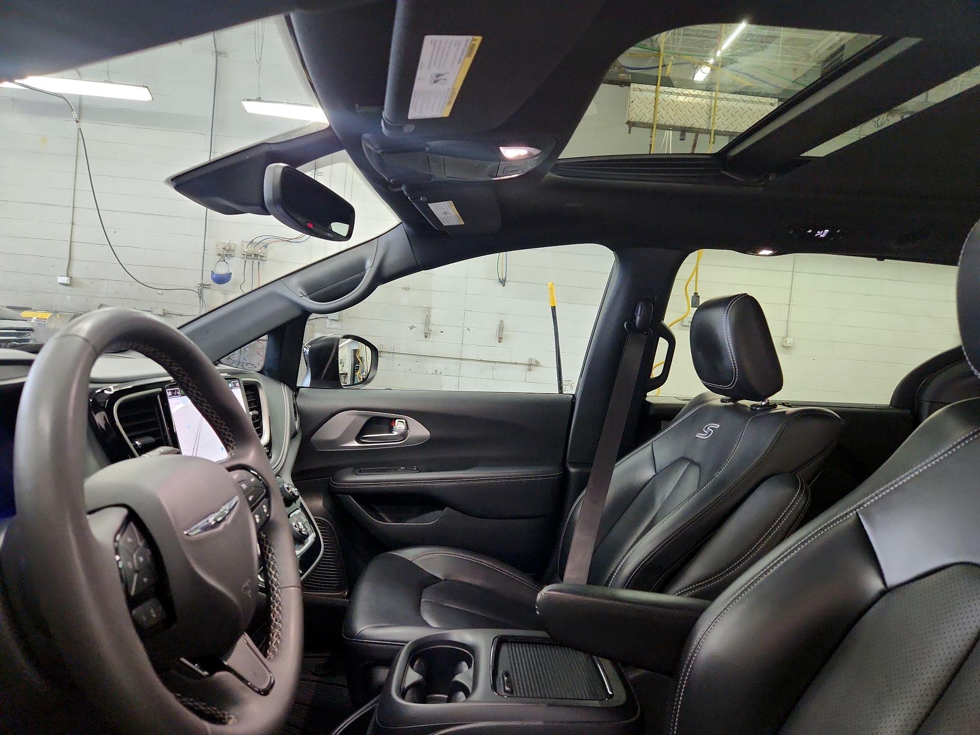 Thumbnail: 2023 Chrysler Pacifica - 18