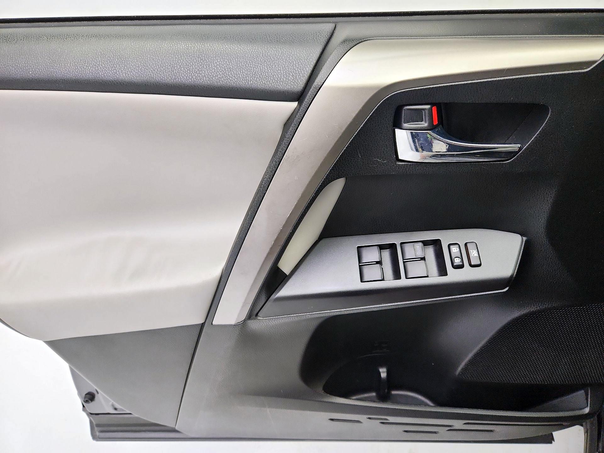 Thumbnail: 2016 Toyota RAV4 - 12