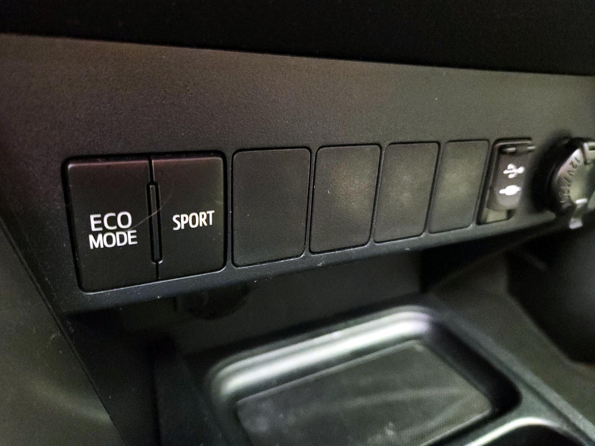 Thumbnail: 2016 Toyota RAV4 - 18