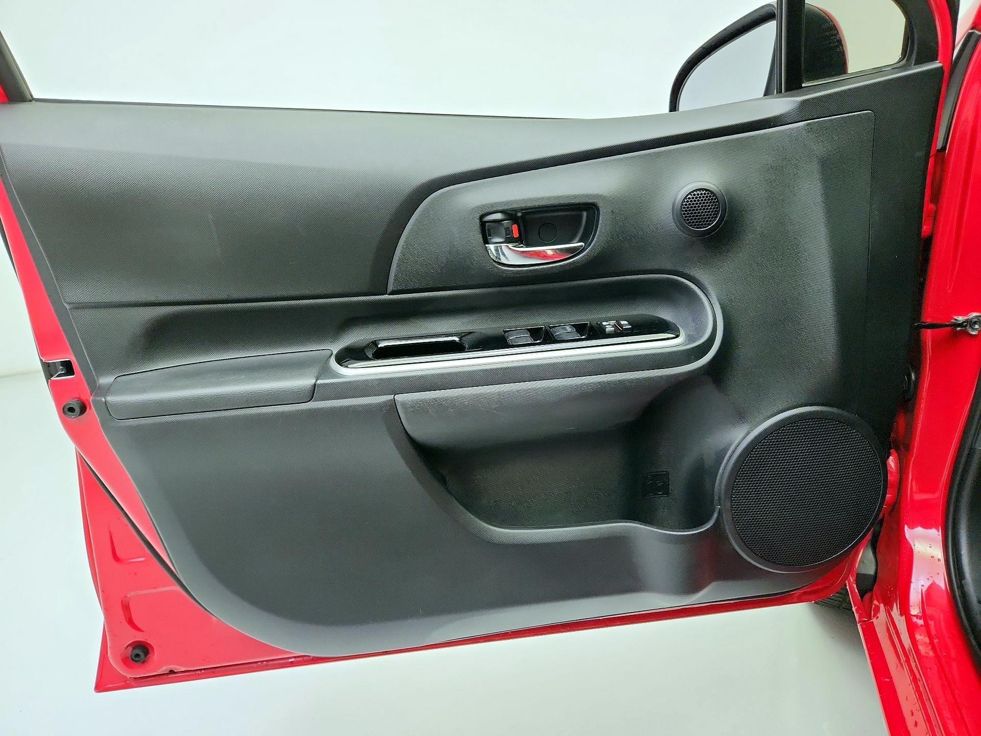 Thumbnail: 2015 Toyota Prius c - 12