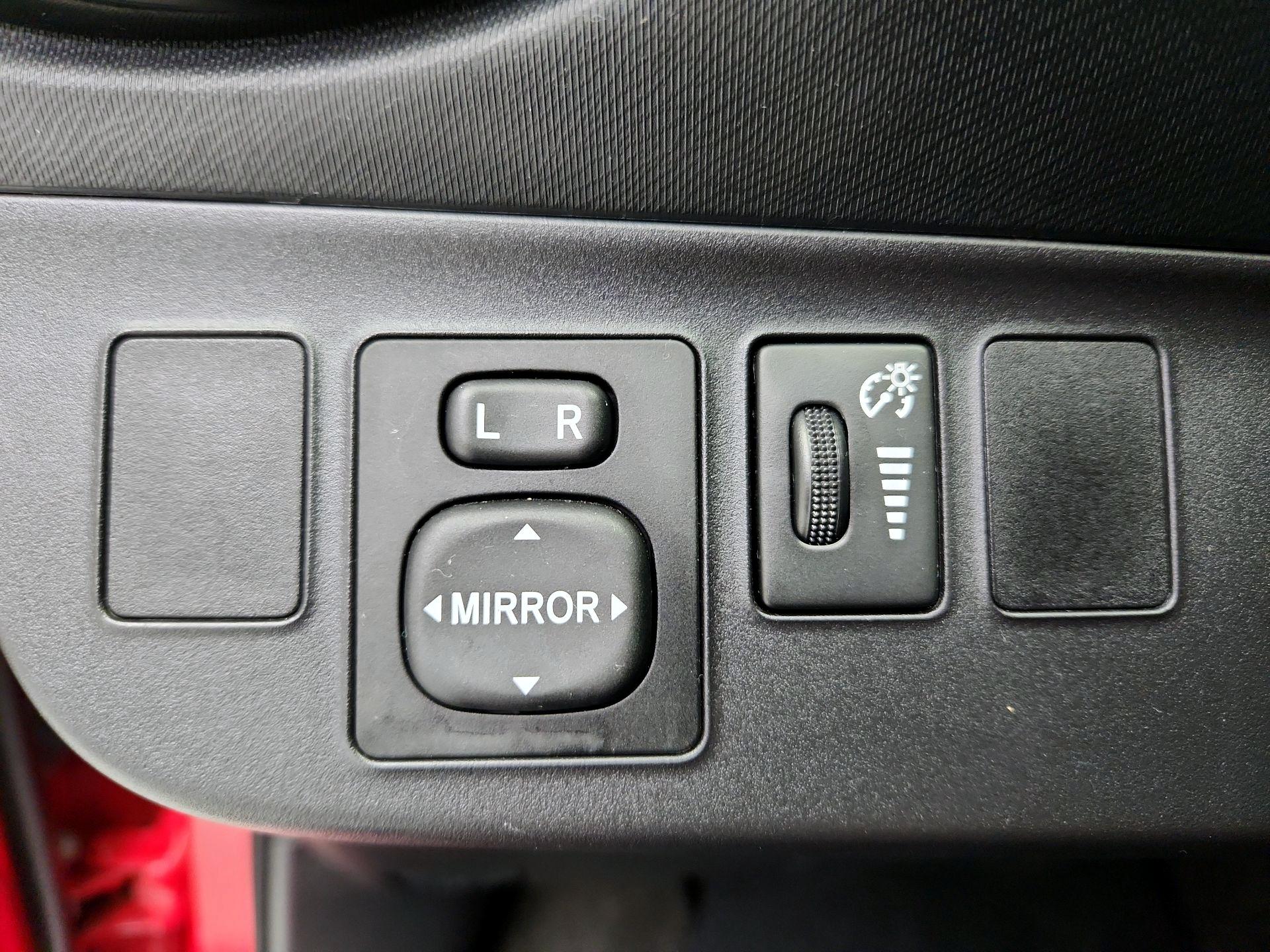Thumbnail: 2015 Toyota Prius c - 13