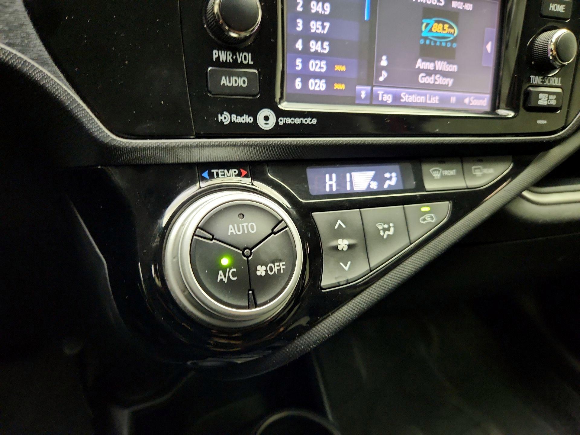 Thumbnail: 2015 Toyota Prius c - 16