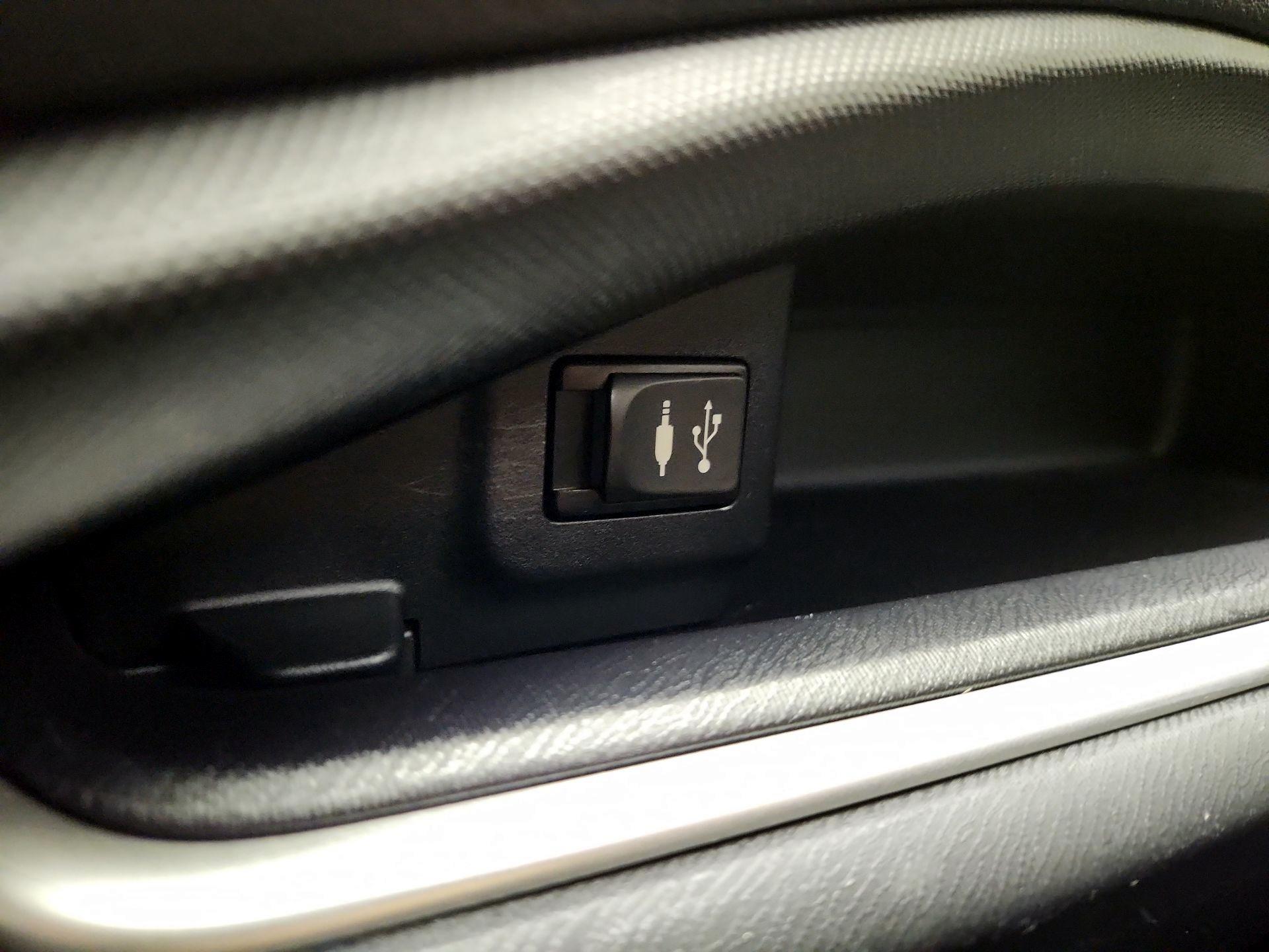 Thumbnail: 2015 Toyota Prius c - 18