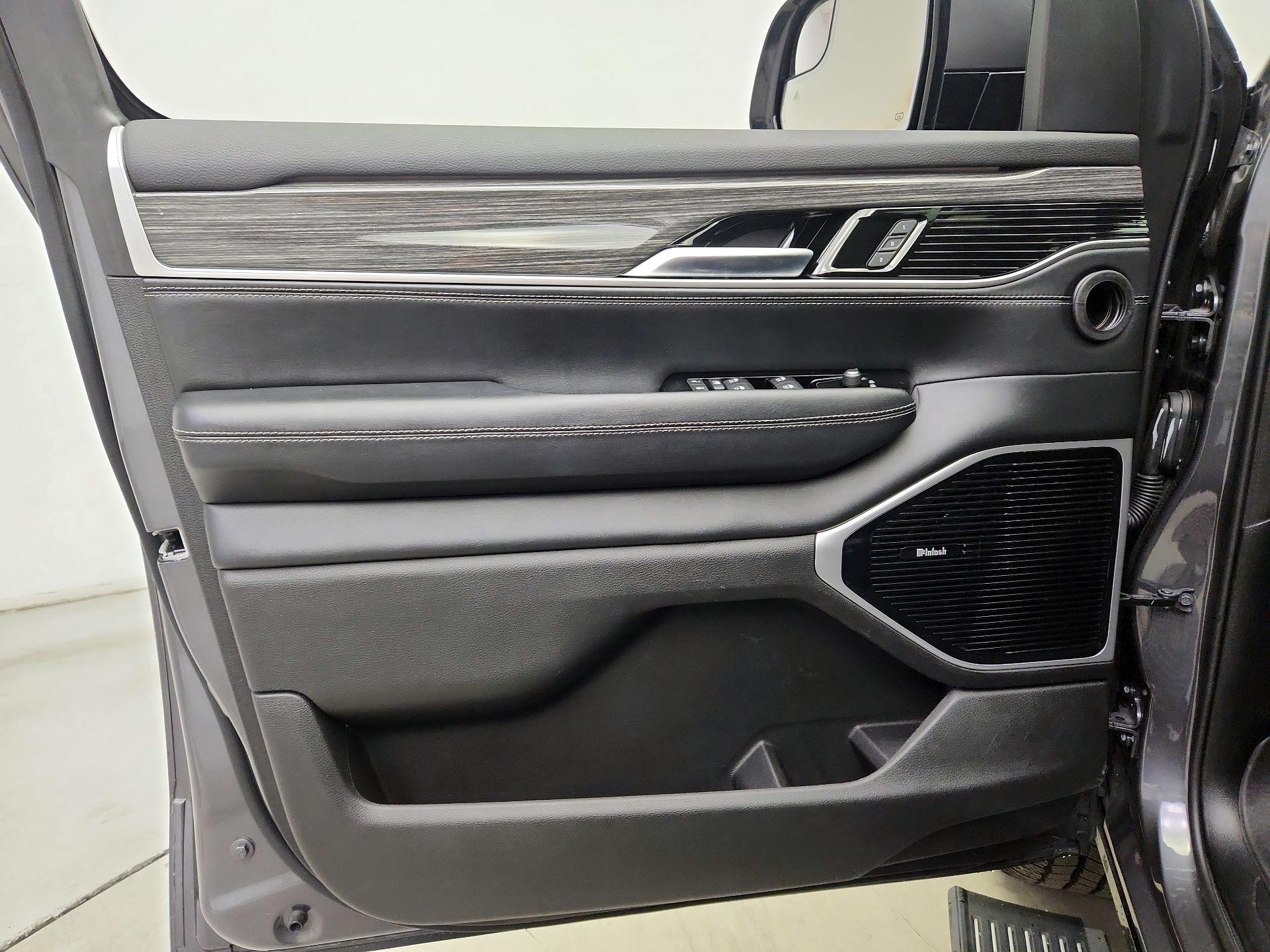Thumbnail: 2022 Jeep Wagoneer - 12