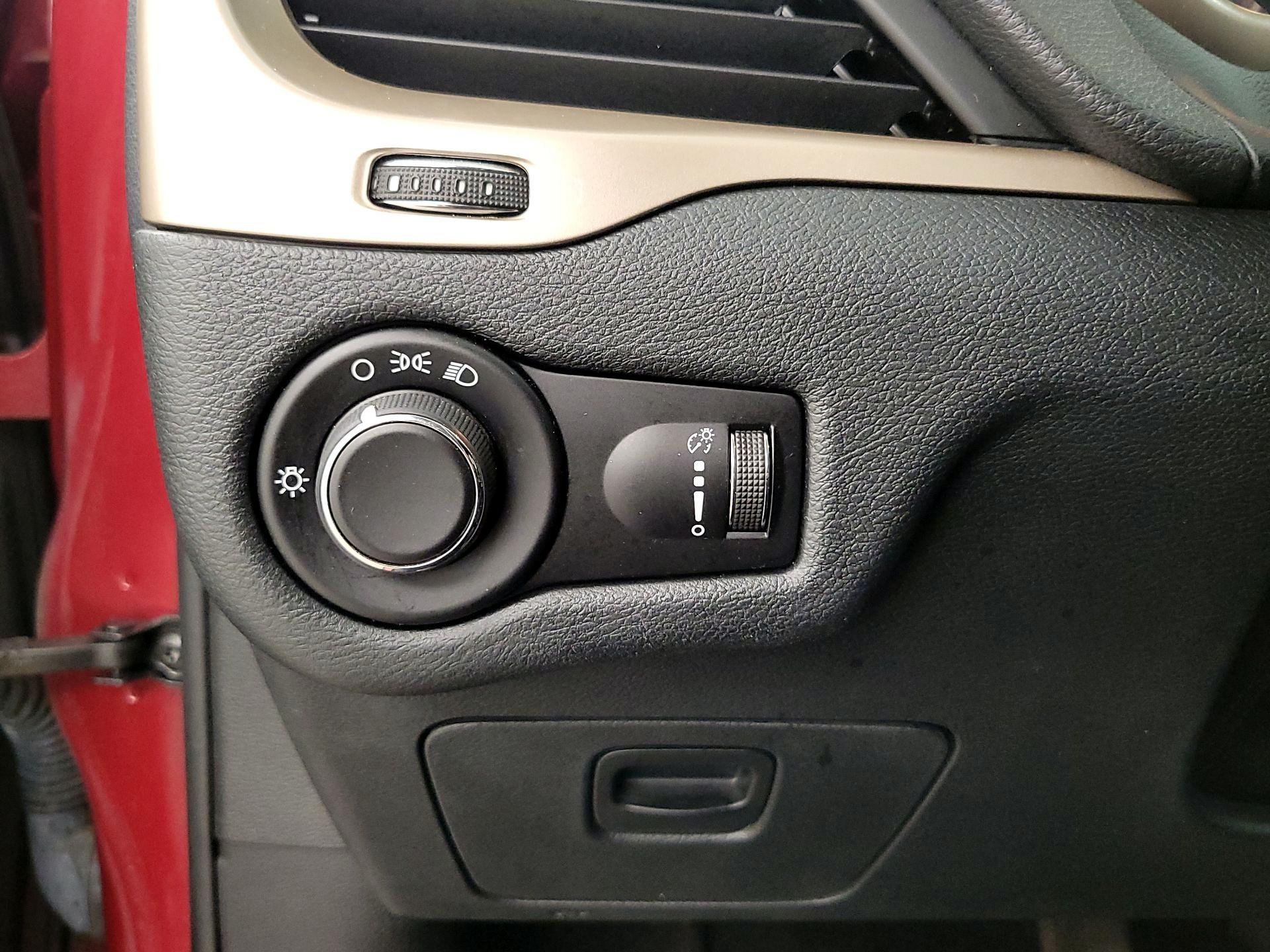 Thumbnail: 2016 Jeep Cherokee - 13