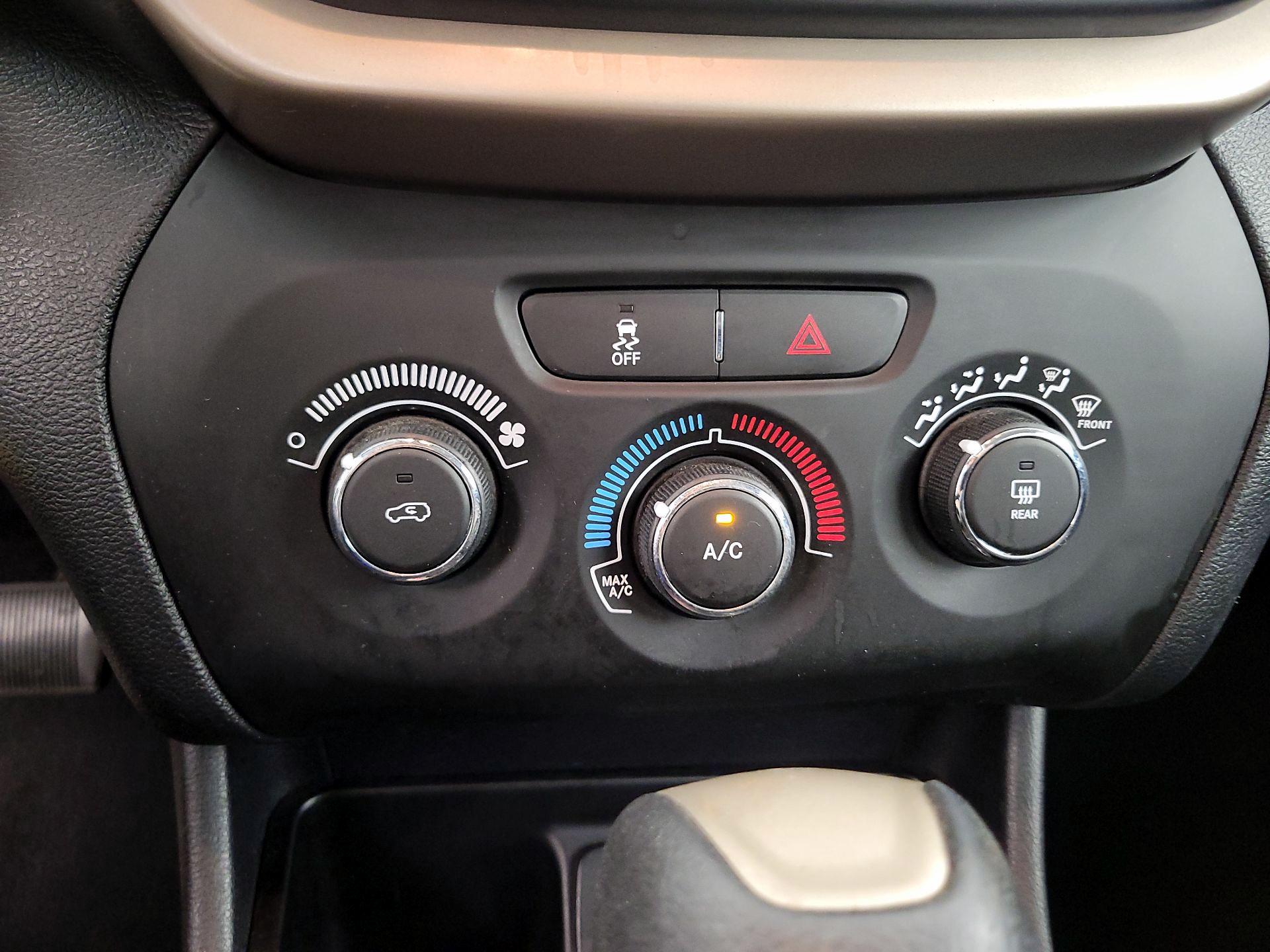 Thumbnail: 2016 Jeep Cherokee - 16
