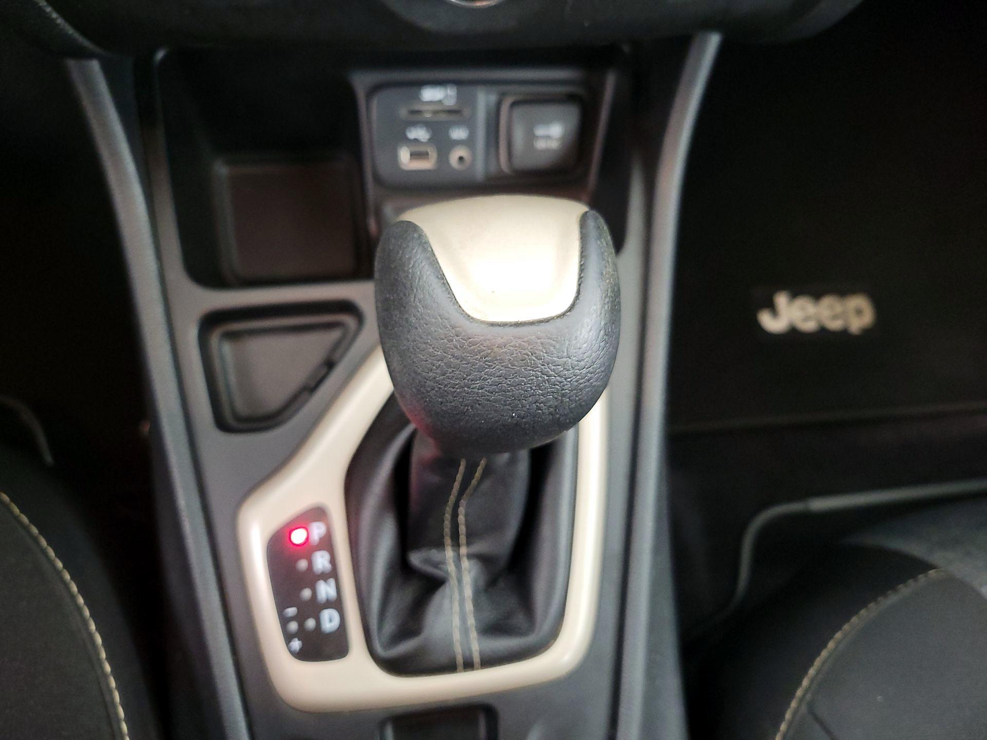 Thumbnail: 2016 Jeep Cherokee - 17