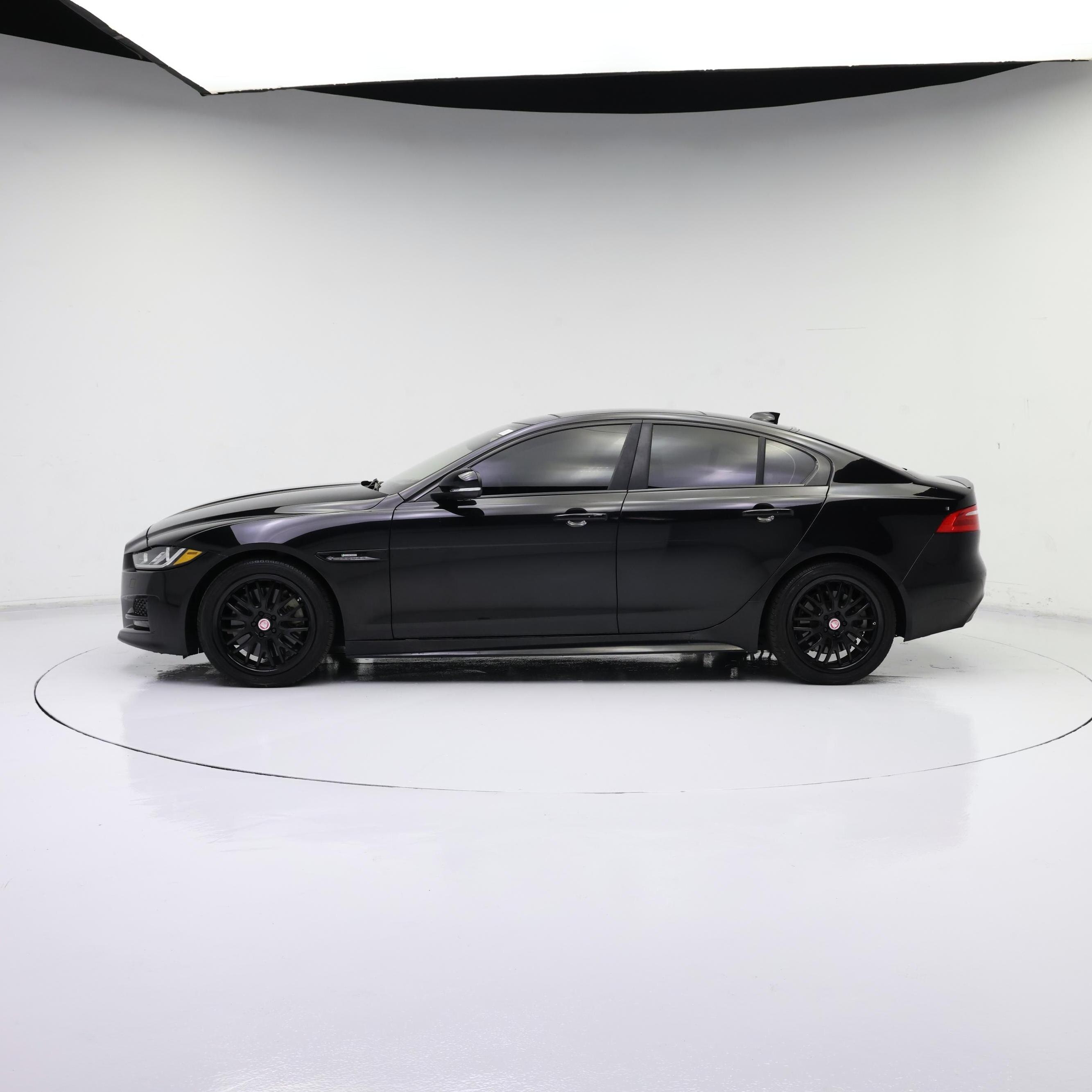 Thumbnail: 2017 Jaguar XE - 3